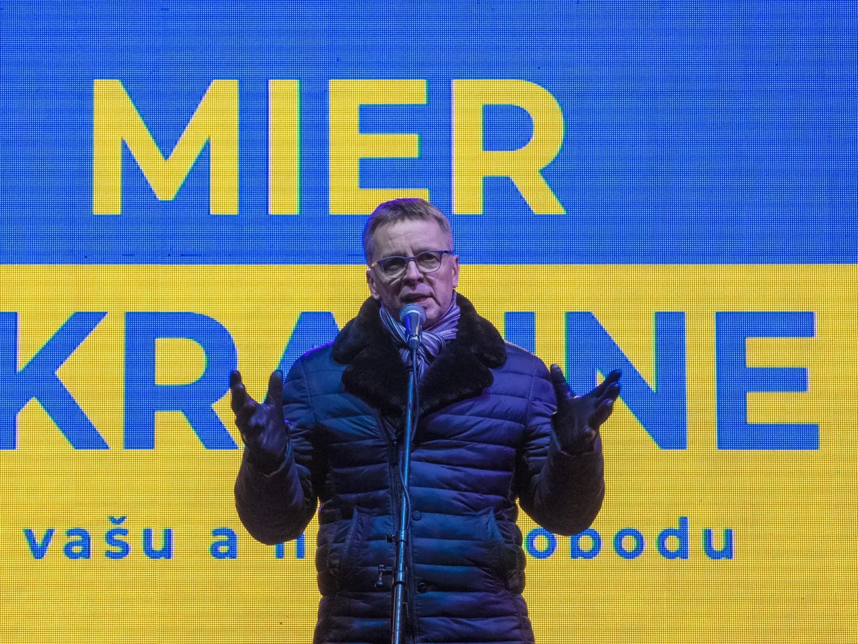 Verejné zhromaždenie na bratislavskom námestí SNP pod názvom Mier Ukrajine v čase vojnového konfliktu na Ukrajine, ktorú napadlo susedné Rusko vedené Vladimírom Putinom. Na snímke je bývalý minister financií SR Ivan Mikloš.