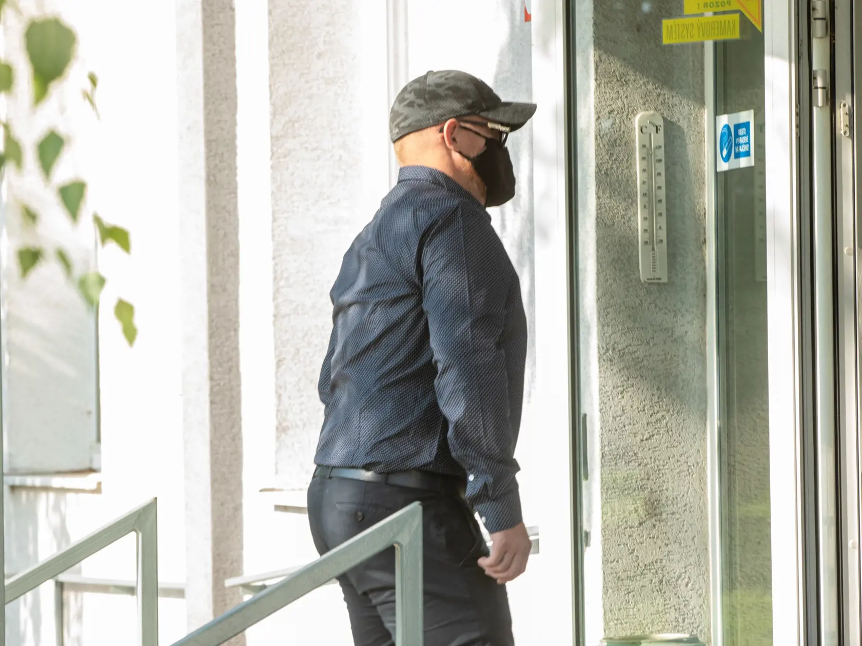 Na snímke je Csaba Dömötor ktorý je predvolaný ako svedok v škandále týkajúcom sa zmanipulovaných výpovedí kajúcnikov. Dömötora už stihli odsúdiť, dostal podmienku.