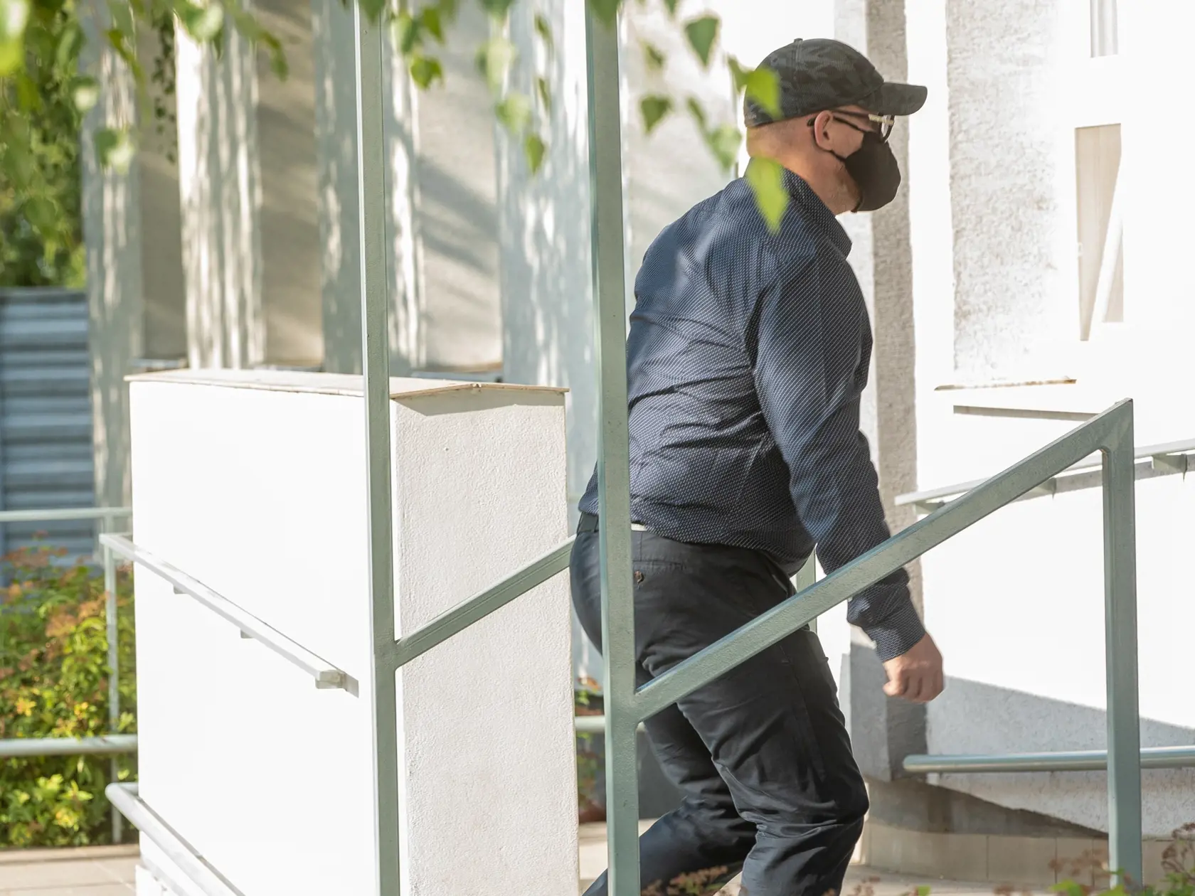 Na snímke je Csaba Dömötor ktorý je predvolaný ako svedok v škandále týkajúcom sa zmanipulovaných výpovedí kajúcnikov. Dömötora už stihli odsúdiť, dostal podmienku.