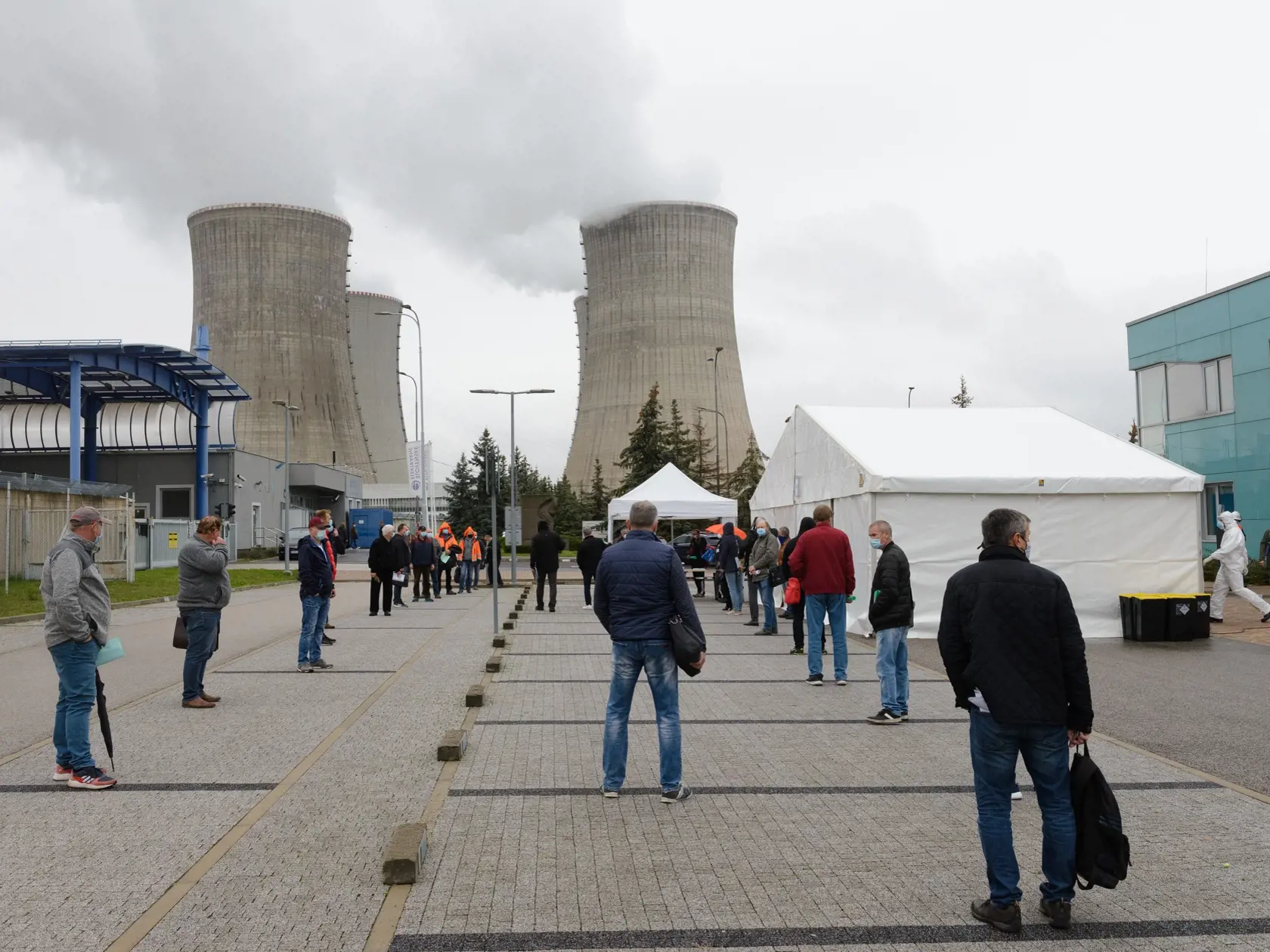 Na snímke Slovenské elektrárne od siedmej hodiny testovali na nový koronavírus svojich zamestnancov v Jadrovej elektrárni (JE)  Mochovce.