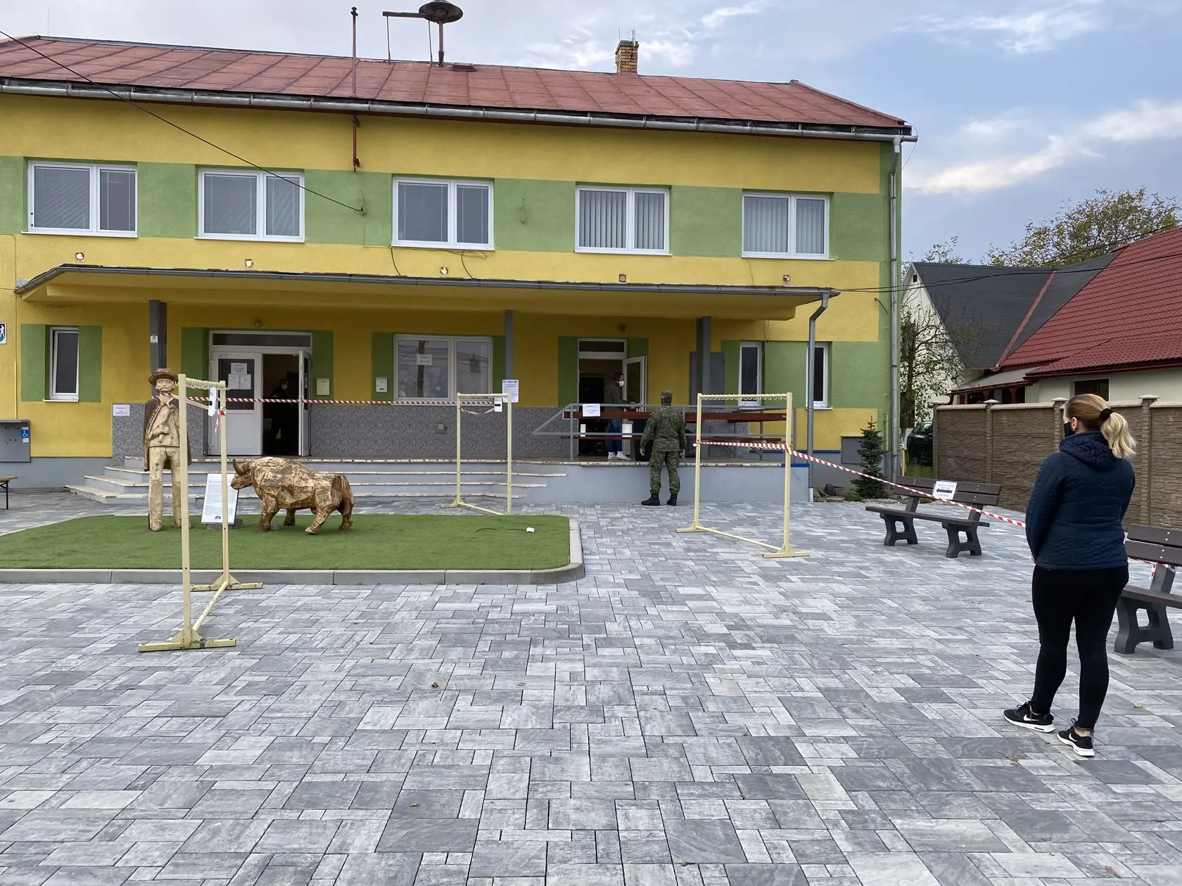 V obci Smilno v sobotu popoludní už žiadne rady netvorili a kto prišiel na odberné miesto, takmer okamžite sa dostal na rad. Ľudia sem prichádzali podľa vopred stanoveného harmonogramu.