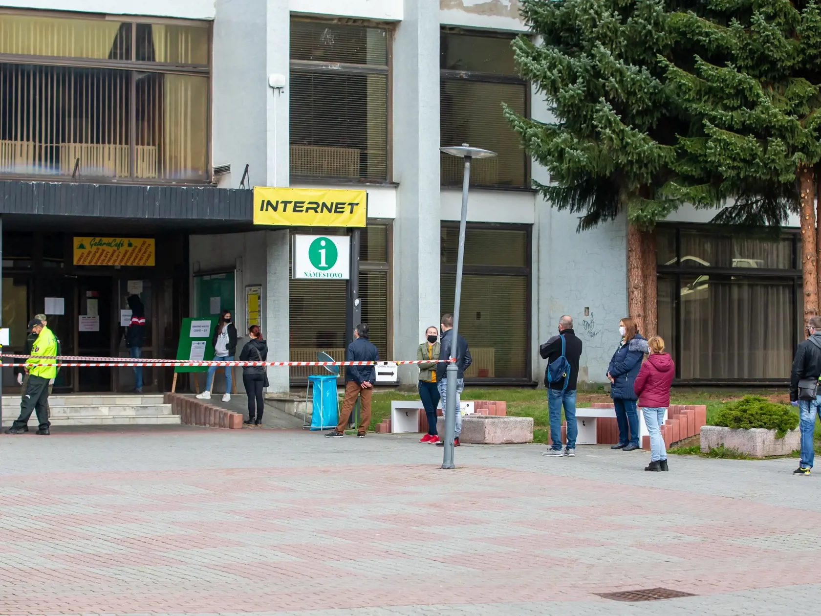 Na snímke je situácia pri testovaní na ochorenie Covid-19 v Námestove na Orave.