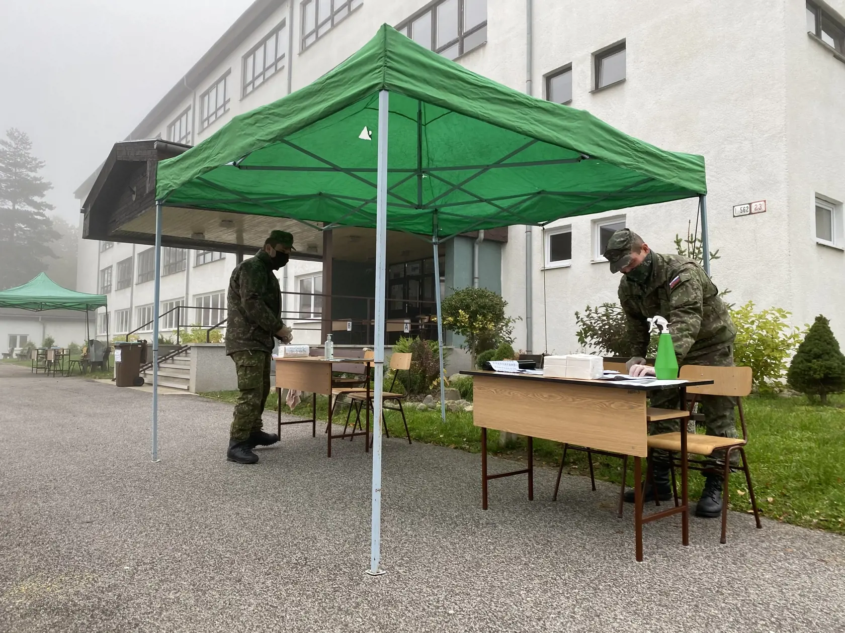 Na snímke sú prípravy na testovanie v Bardejove.