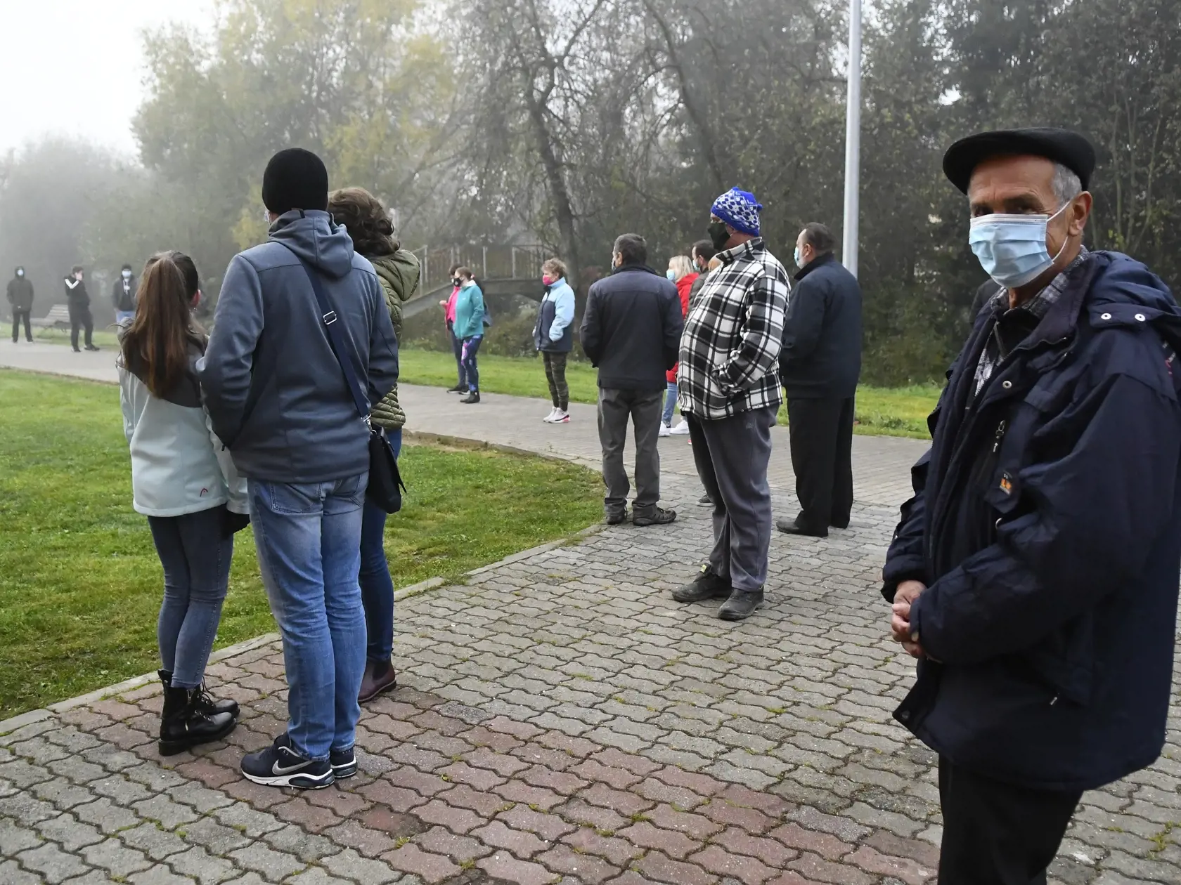 Na snímke ľudia čakajú testovanie v obci Raslavice v okrese Bardejov.