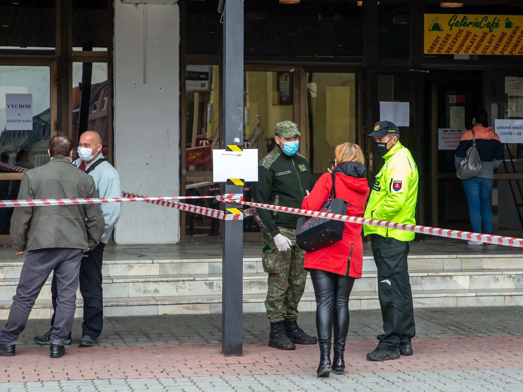 Na snímke je situácia pri testovaní na ochorenie Covid-19 v Námestove na Orave.