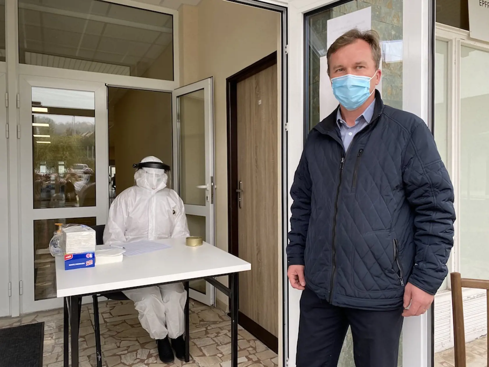 V Mokroluhu starosta Marián Beňa nezohnal žiadneho dobrovoľníka, do administratívnych prác sa musel zapojiť sám starosta aj so svojou úradníčkou.