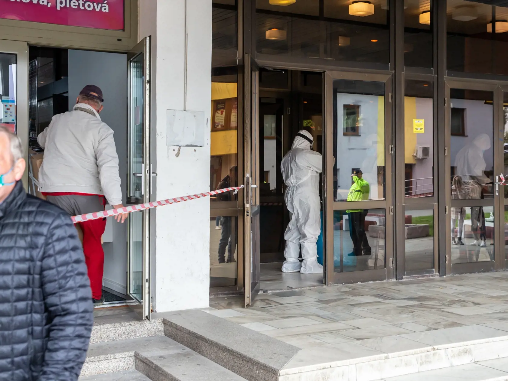 Na snímke je situácia pri testovaní na ochorenie Covid-19 v Námestove na Orave.