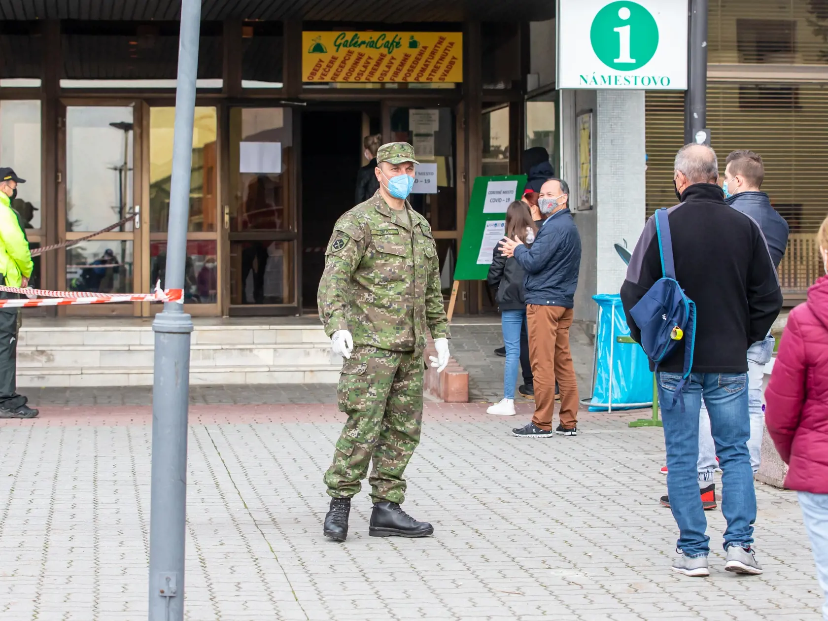 Na snímke je situácia pri testovaní na ochorenie Covid-19 v Námestove na Orave.