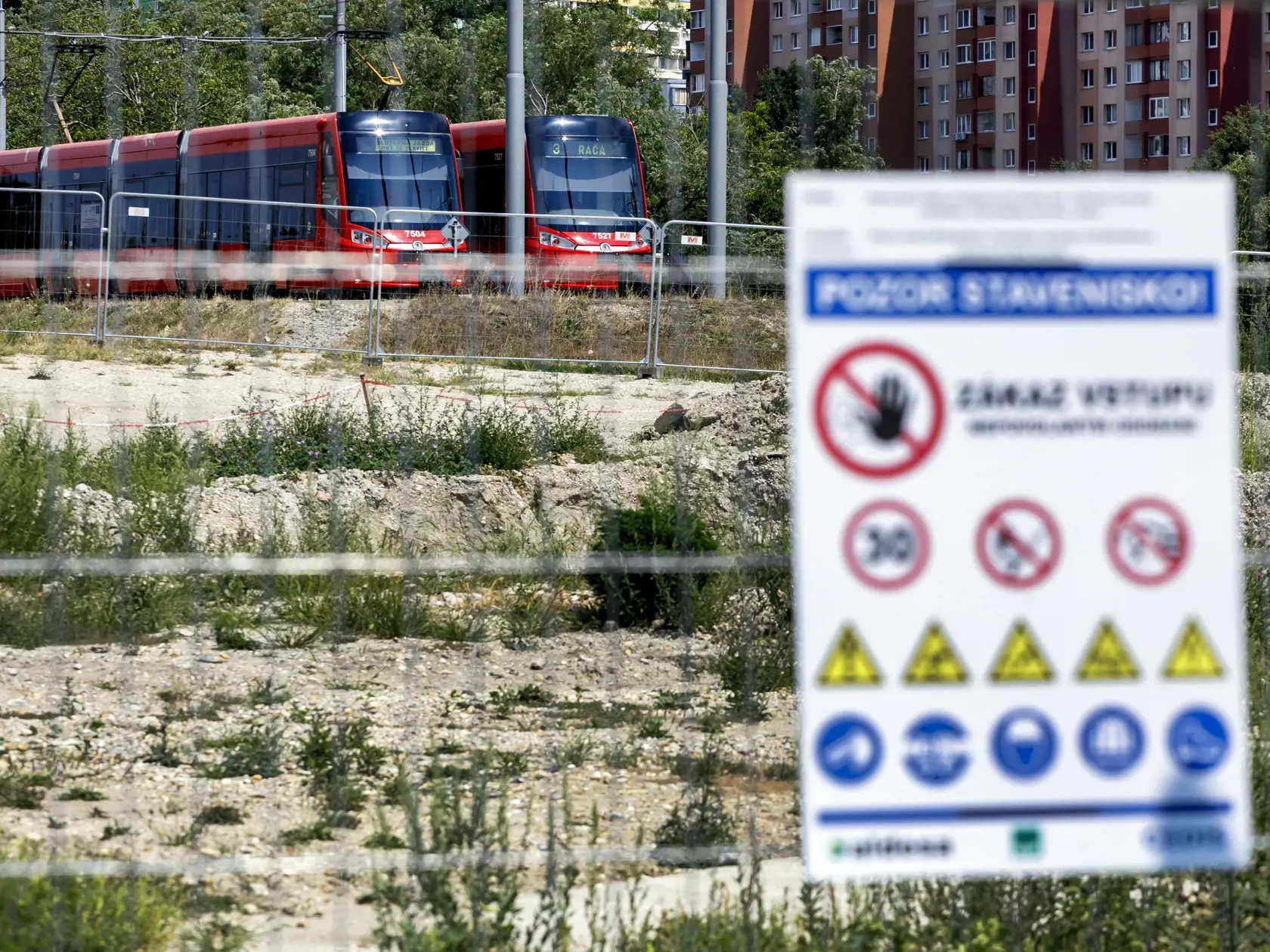 Stavebné práce na výstavbe električkovej trate v bratislavskej Petržalke v úseku od Jungmannovej po Janíkov dvor by sa mali po niekoľkomesačnom útlme čoskoro opäť rozbehnúť. Na snímke konečná zastávka električiek Jungmannova. V Bratislave, 9. augusta 2022. FOTO TASR - Dano Veselský