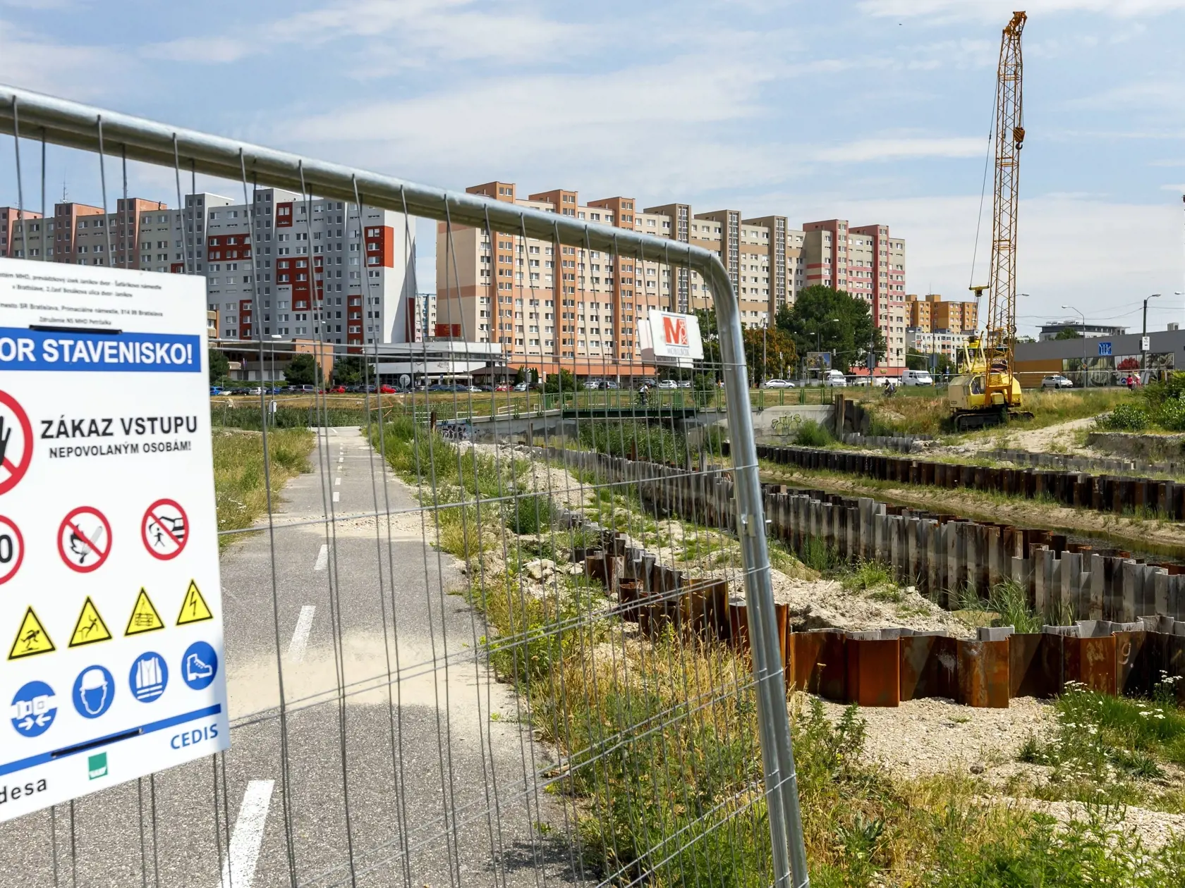 Stavebné práce na výstavbe električkovej trate v bratislavskej Petržalke v úseku od Jungmannovej po Janíkov dvor by sa mali po niekoľkomesačnom útlme čoskoro opäť rozbehnúť. Na snímke konečná zastávka električiek Jungmannova. V Bratislave, 9. augusta 2022. FOTO TASR - Dano Veselský