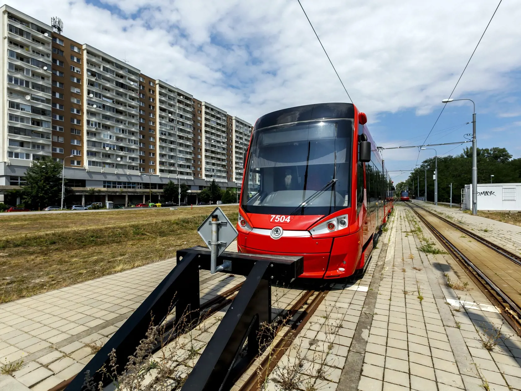 Stavebné práce na výstavbe električkovej trate v bratislavskej Petržalke v úseku od Jungmannovej po Janíkov dvor by sa mali po niekoľkomesačnom útlme čoskoro opäť rozbehnúť. Na snímke konečná zastávka električiek Jungmannova. V Bratislave, 9. augusta 2022. FOTO TASR - Dano Veselský
