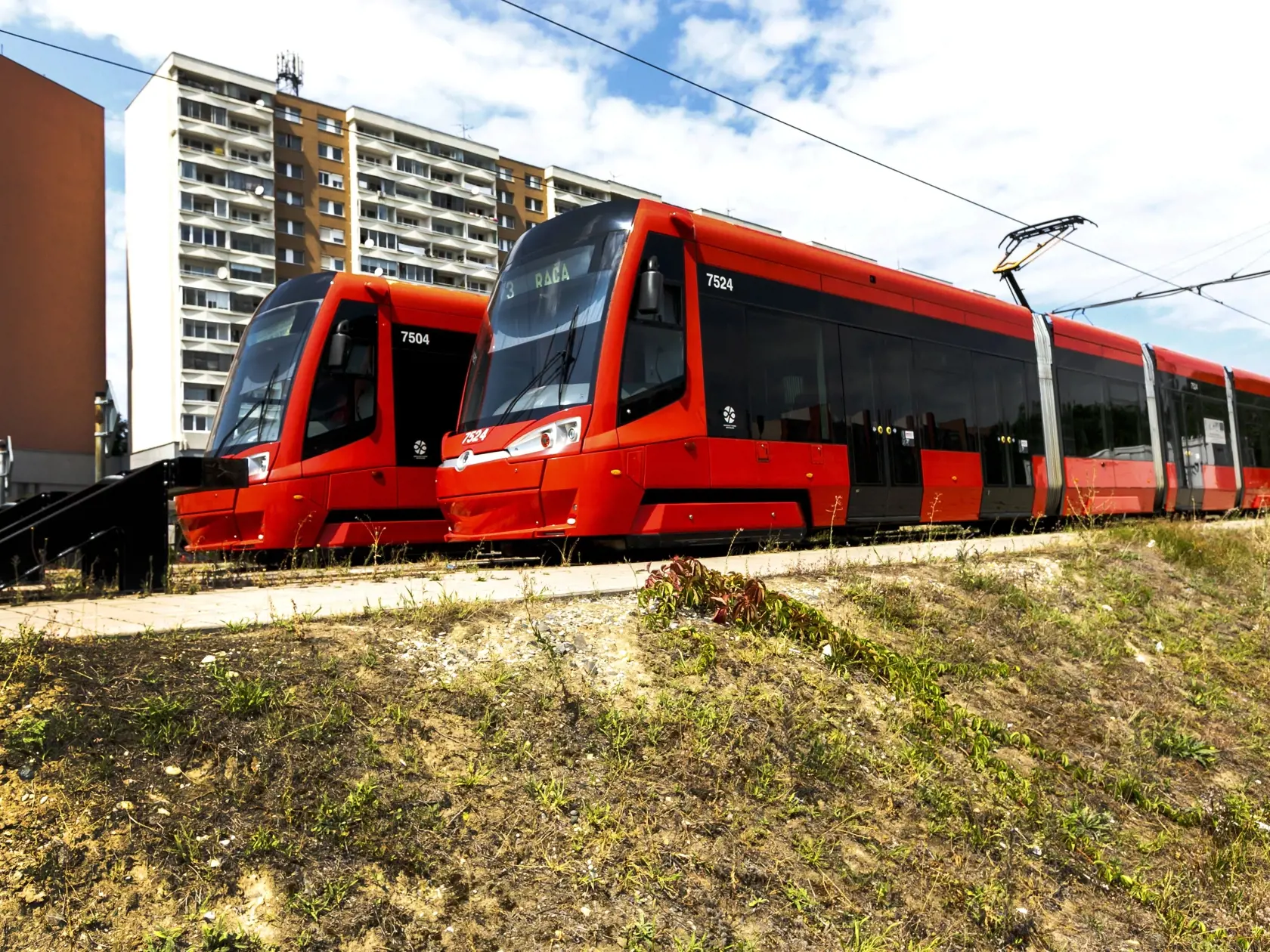 Stavebné práce na výstavbe električkovej trate v bratislavskej Petržalke v úseku od Jungmannovej po Janíkov dvor by sa mali po niekoľkomesačnom útlme čoskoro opäť rozbehnúť. Na snímke konečná zastávka električiek Jungmannova. V Bratislave, 9. augusta 2022. FOTO TASR - Dano Veselský