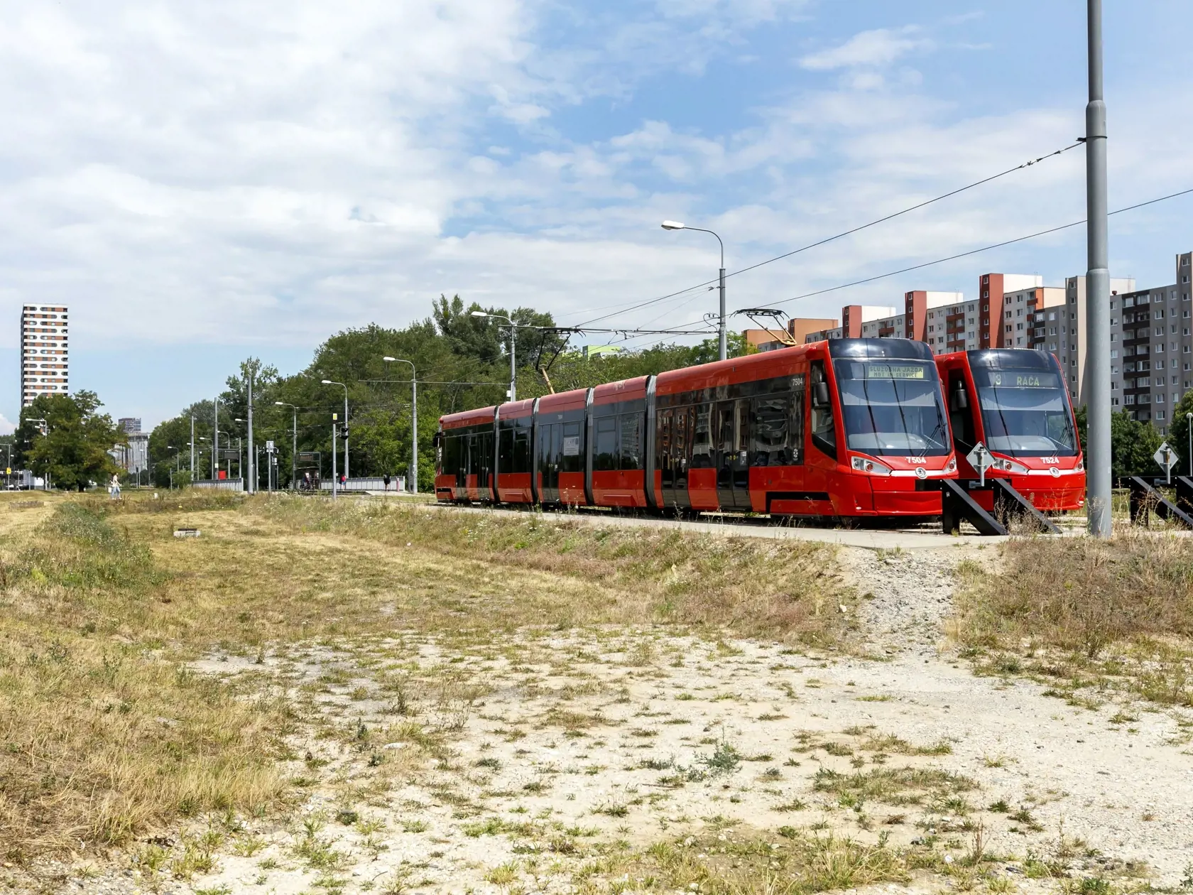 Stavebné práce na výstavbe električkovej trate v bratislavskej Petržalke v úseku od Jungmannovej po Janíkov dvor by sa mali po niekoľkomesačnom útlme čoskoro opäť rozbehnúť. Na snímke konečná zastávka električiek Jungmannova. V Bratislave, 9. augusta 2022. FOTO TASR - Dano Veselský