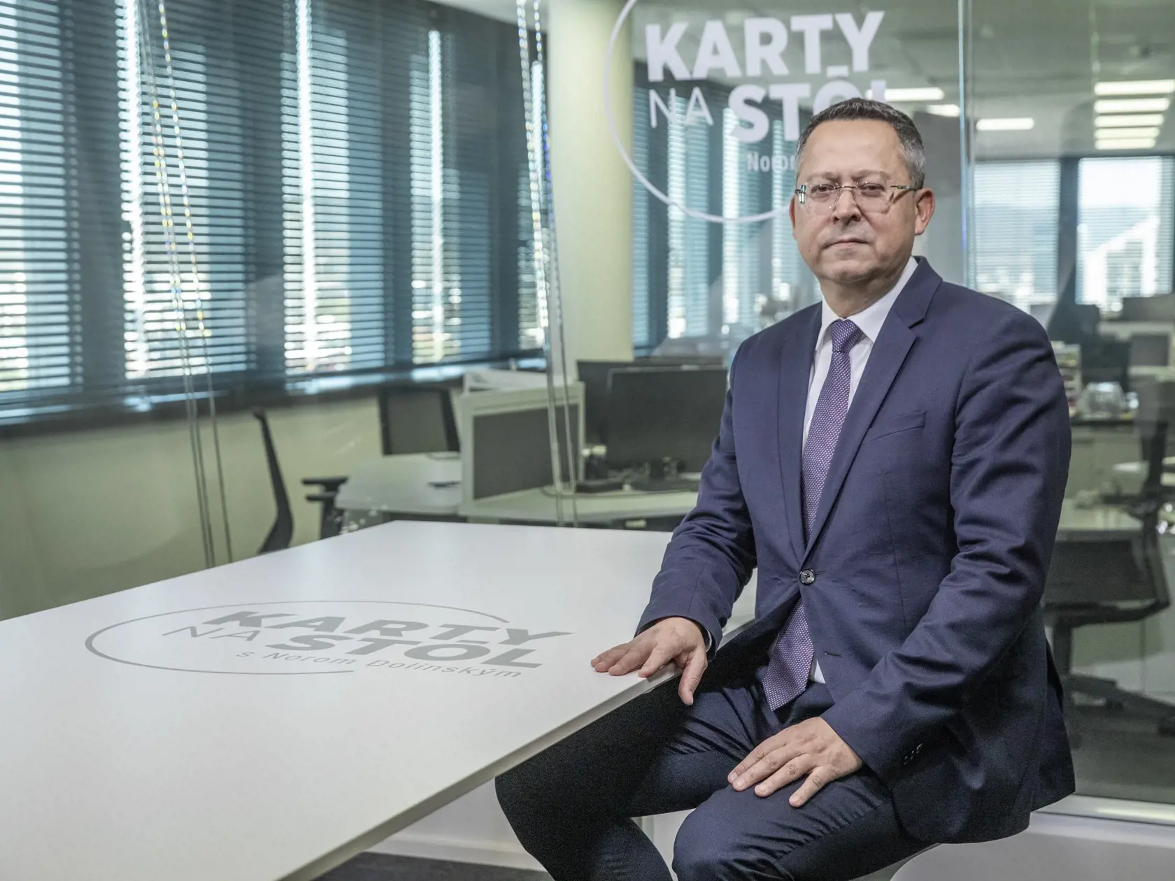 Na snímke je diskusná relácia "Karty na stôl", ktorej hosťom bol minister financií Ladislav Kamenický.