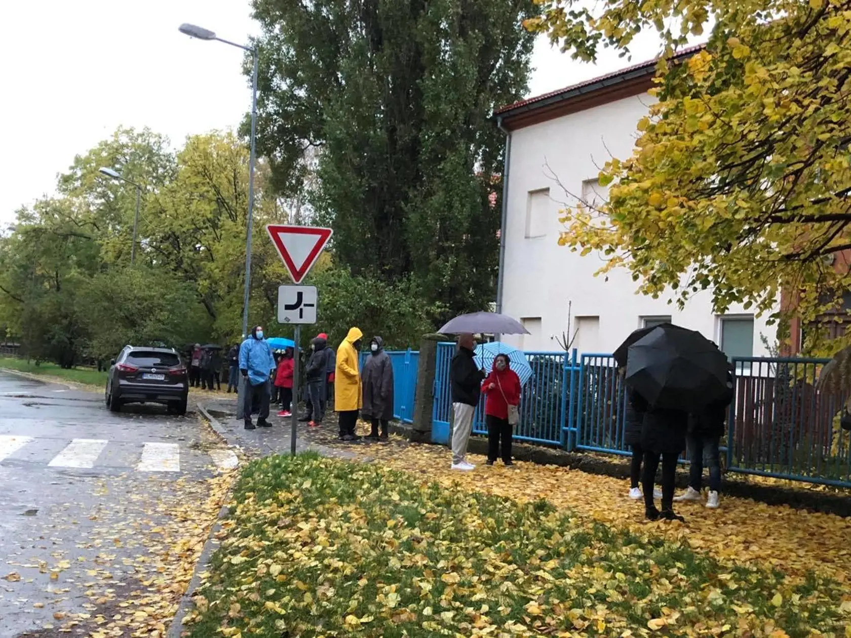 O štvrť na sedem bolo v Bratislave  na Odborárskej ulici pred testovacím miestom asi 20 ľudí a postupne prichádzali další.