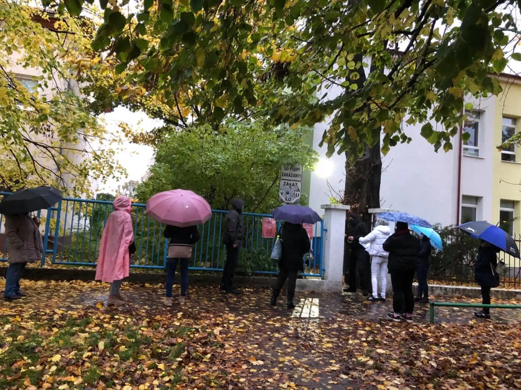 O štvrť na sedem bolo v Bratislave  na Odborárskej ulici pred testovacím miestom asi 20 ľudí a postupne prichádzali další.