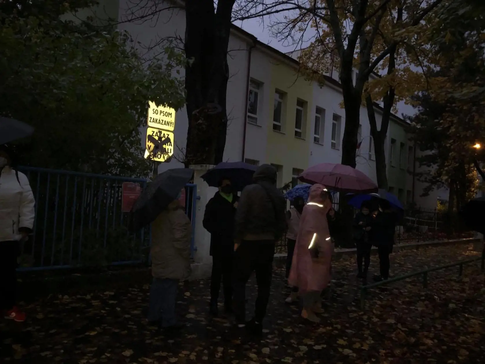 O štvrť na sedem bolo v Bratislave  na Odborárskej ulici pred testovacím miestom asi 20 ľudí a postupne prichádzali další.