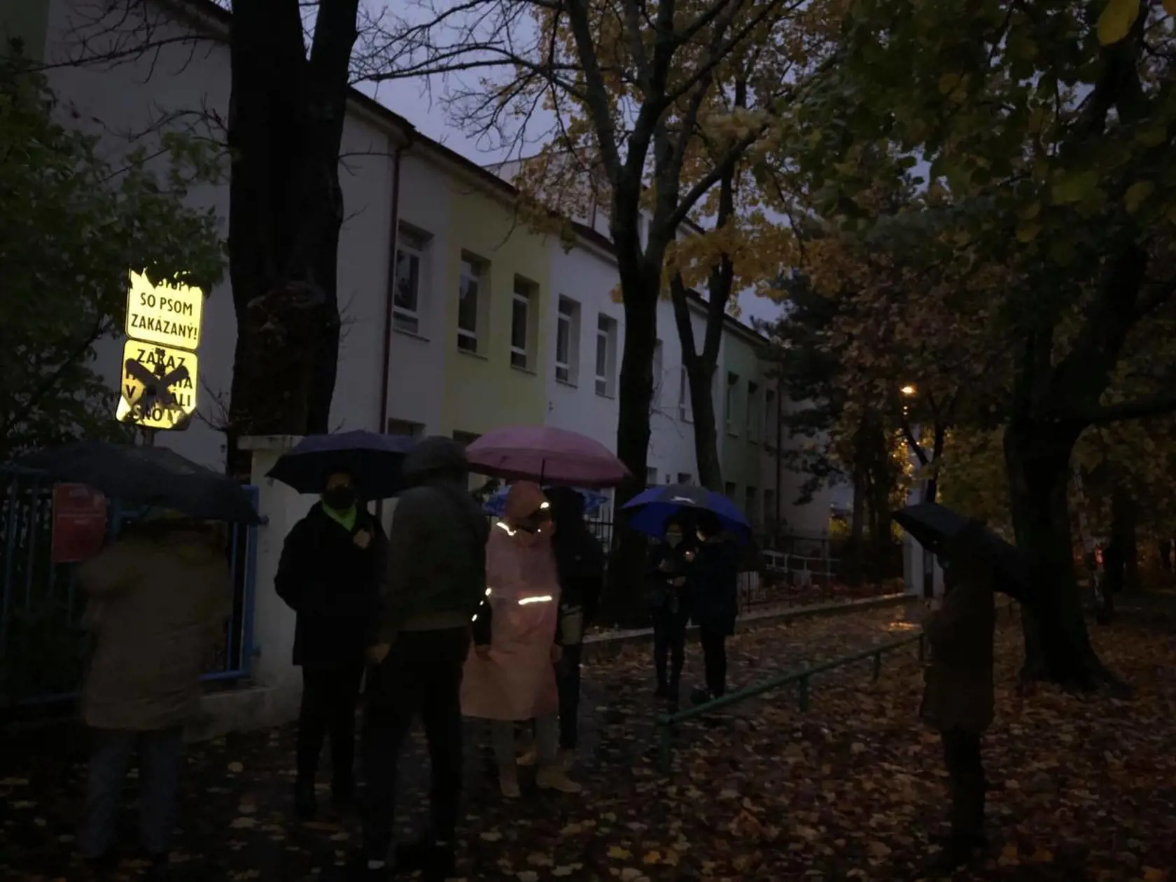 O štvrť na sedem bolo v Bratislave  na Odborárskej ulici pred testovacím miestom asi 20 ľudí a postupne prichádzali další.