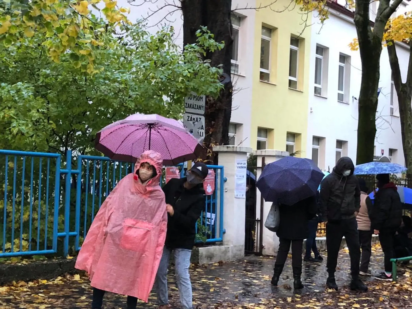 Ľudia stoja už v 100 metrovom rade.