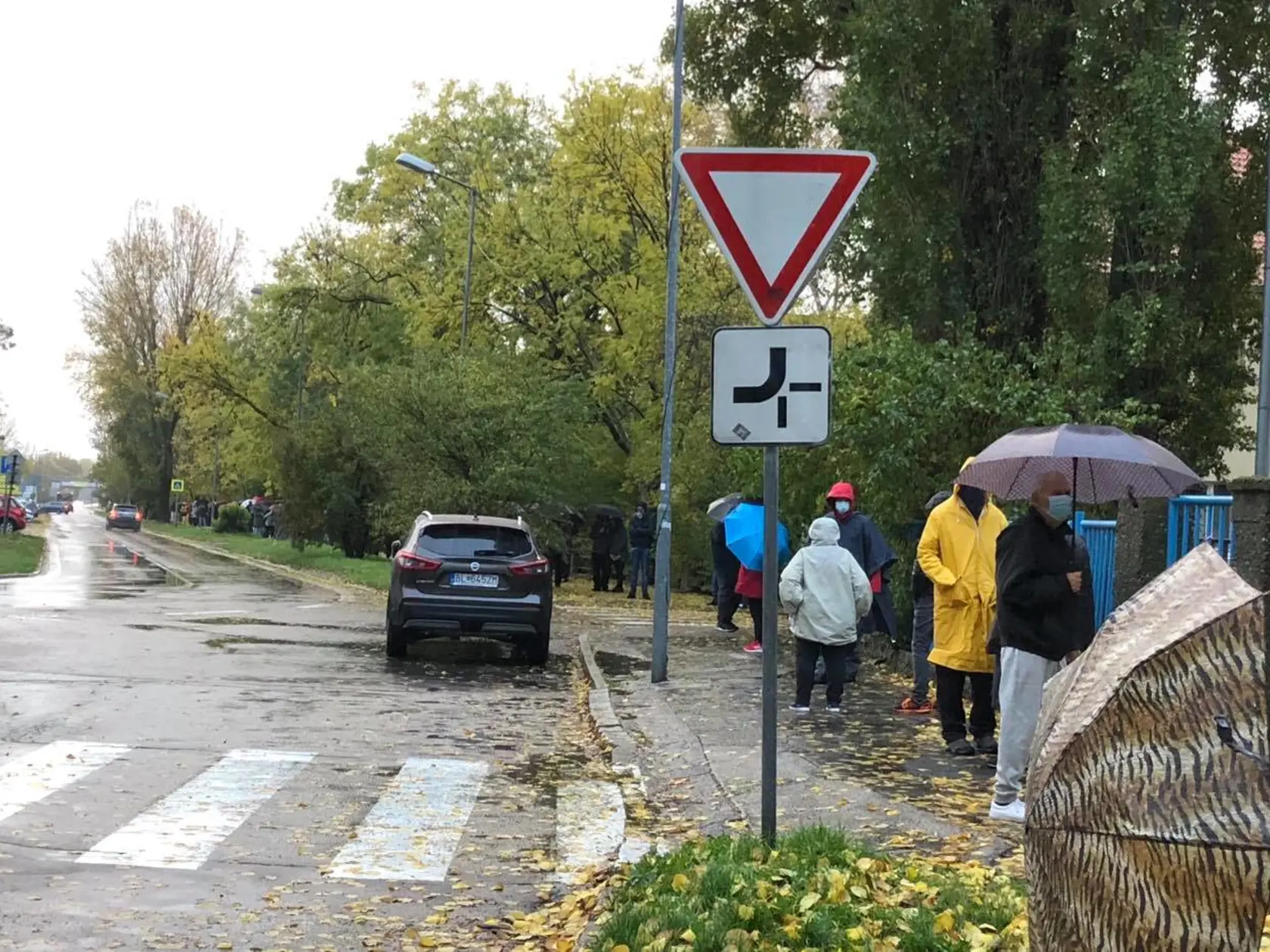 Ľudia stoja už v 100 metrovom rade.