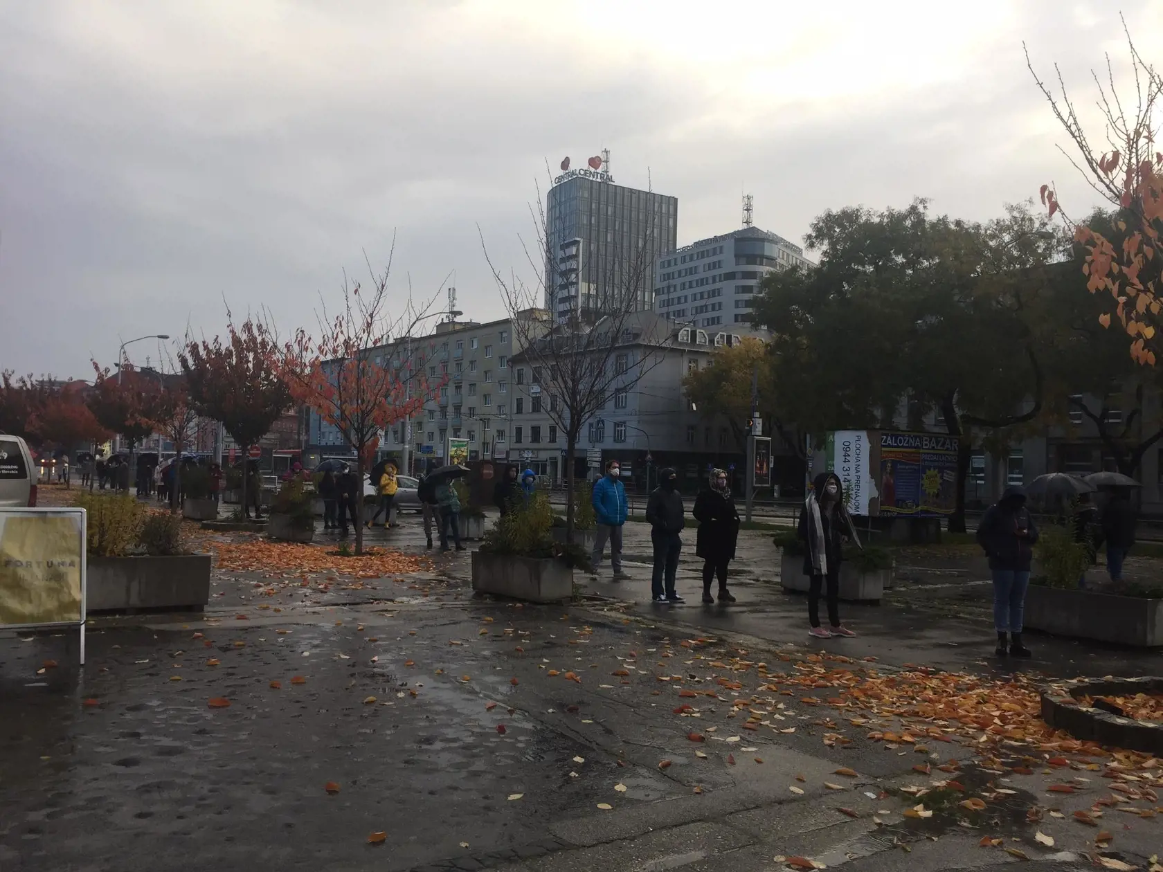 Aktuálna situácia v Bratislave. Ľudia čakajú na testovanie.