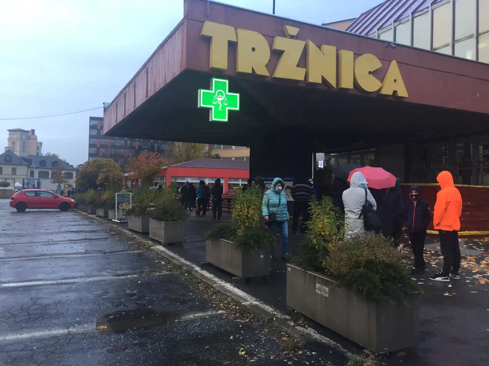 Aktuálna situácia v Bratislave. Ľudia čakajú na testovanie.