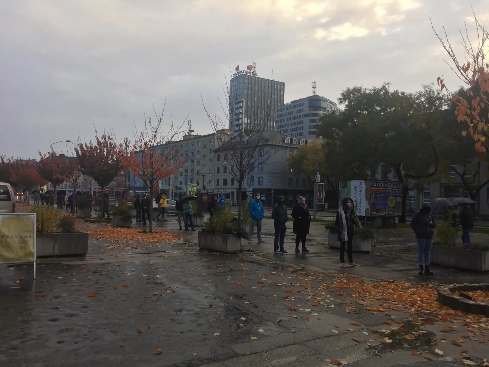 Aktuálna situácia v Bratislave. Ľudia čakajú na testovanie.