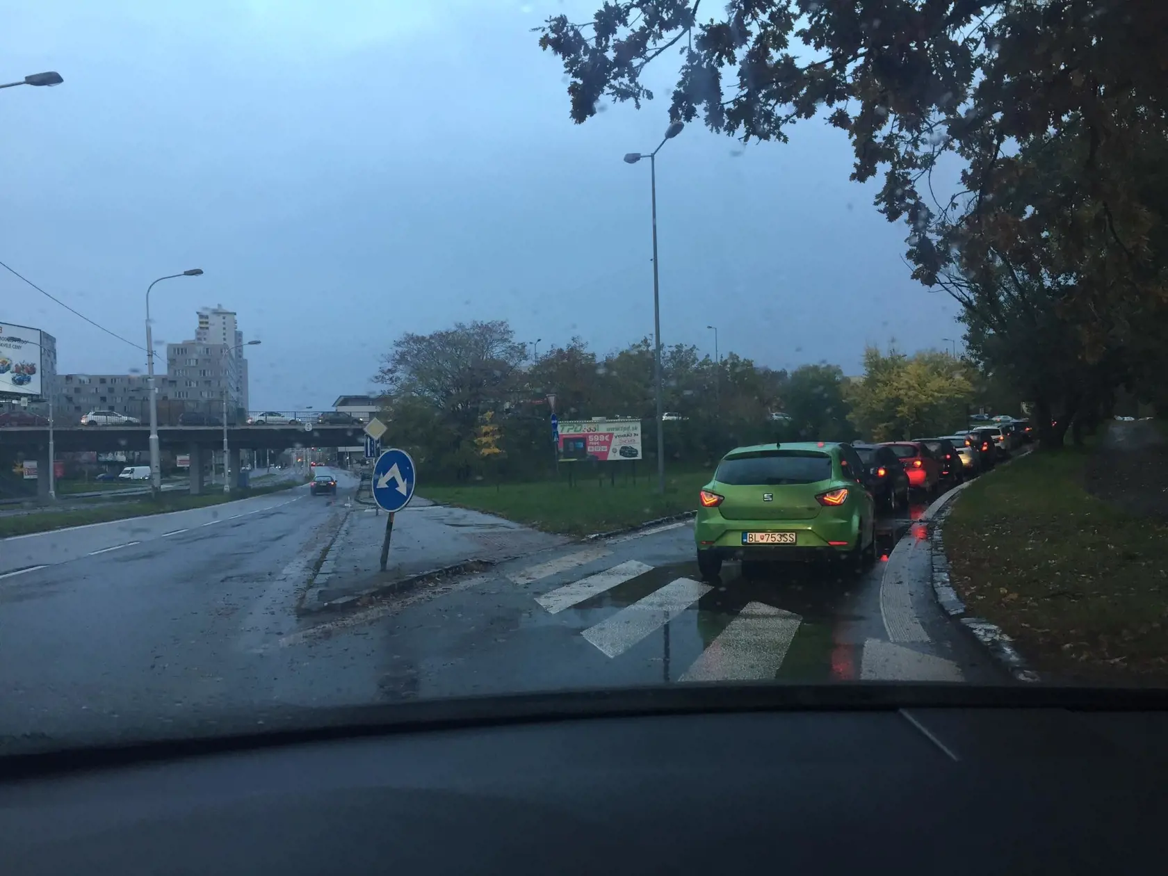 V Ružinove sa tvoria kolóny. Pri Štrkoveckom jazere má byť odberné miesto, kam sa dostanete aj autom. Aktuálne sa pri ňom tvoria dlhé kolóny.