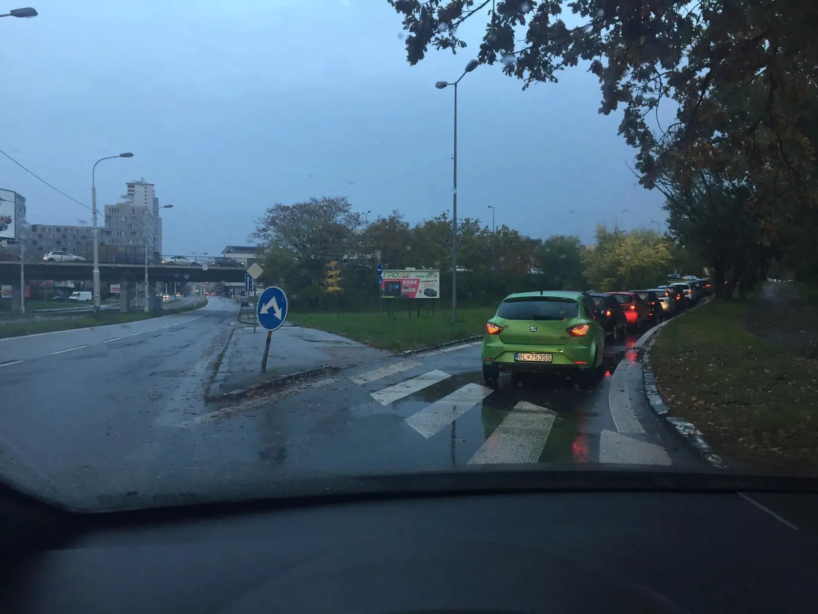 V Ružinove sa tvoria kolóny. Pri Štrkoveckom jazere má byť odberné miesto, kam sa dostanete aj autom. Aktuálne sa pri ňom tvoria dlhé kolóny.