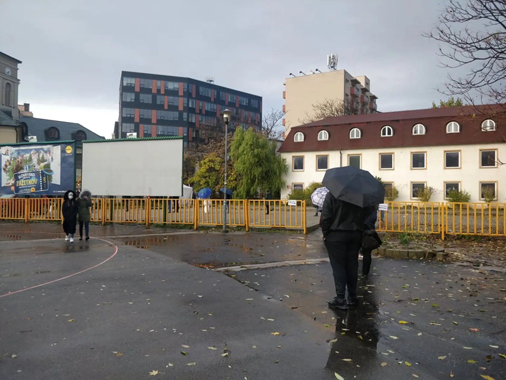 Na snímke je aktuálna situácia v Bratislave. Ľudia čakajú v dlhých radoch na testovanie Covid-19.
