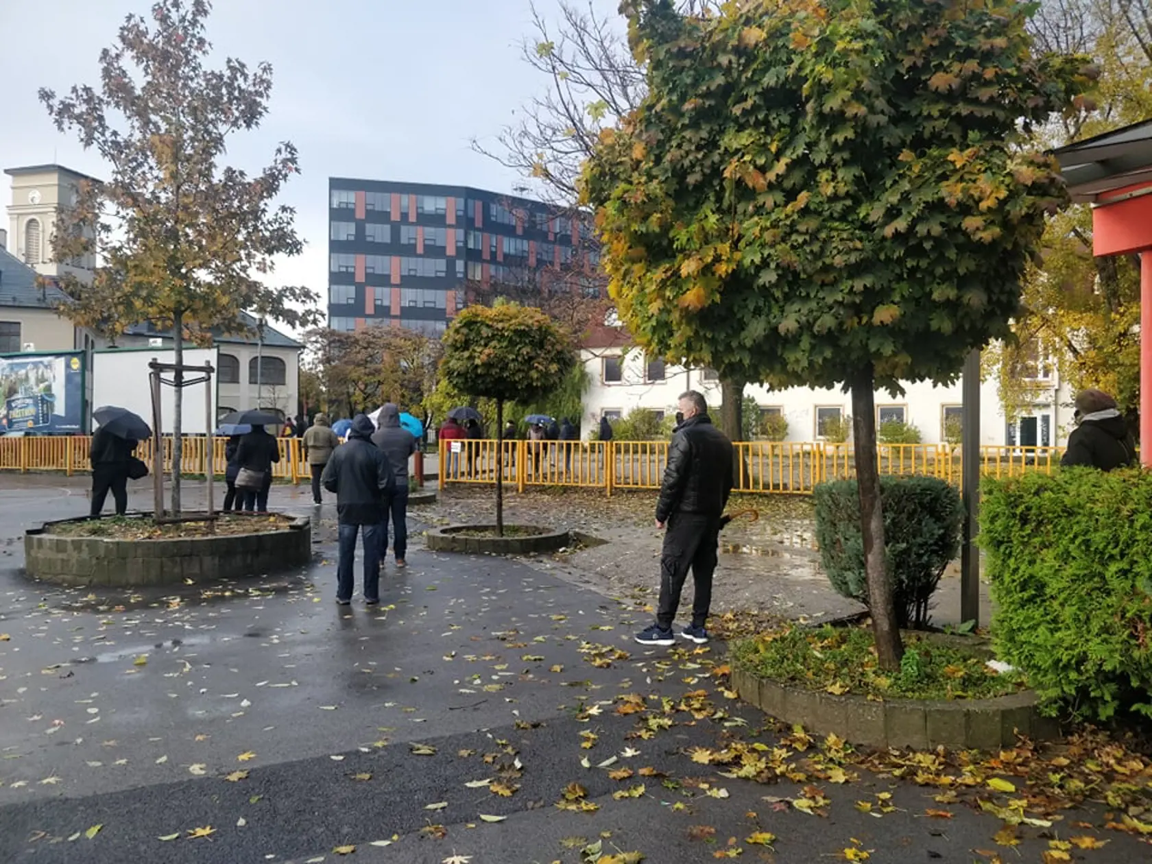 Na snímke je aktuálna situácia v Bratislave. Ľudia čakajú v dlhých radoch na testovanie Covid-19.