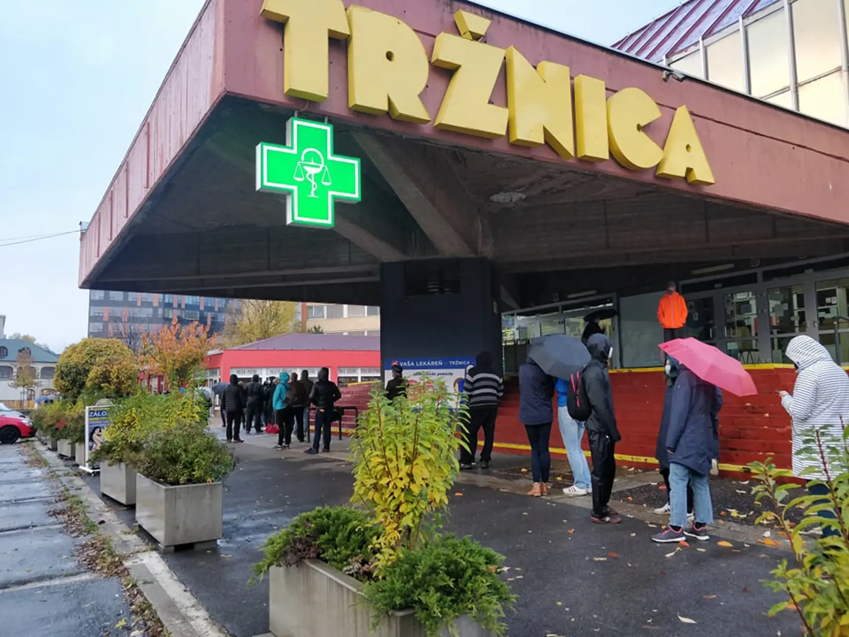 Na snímke je aktuálna situácia v Bratislave. Ľudia čakajú v dlhých radoch na testovanie Covid-19.
