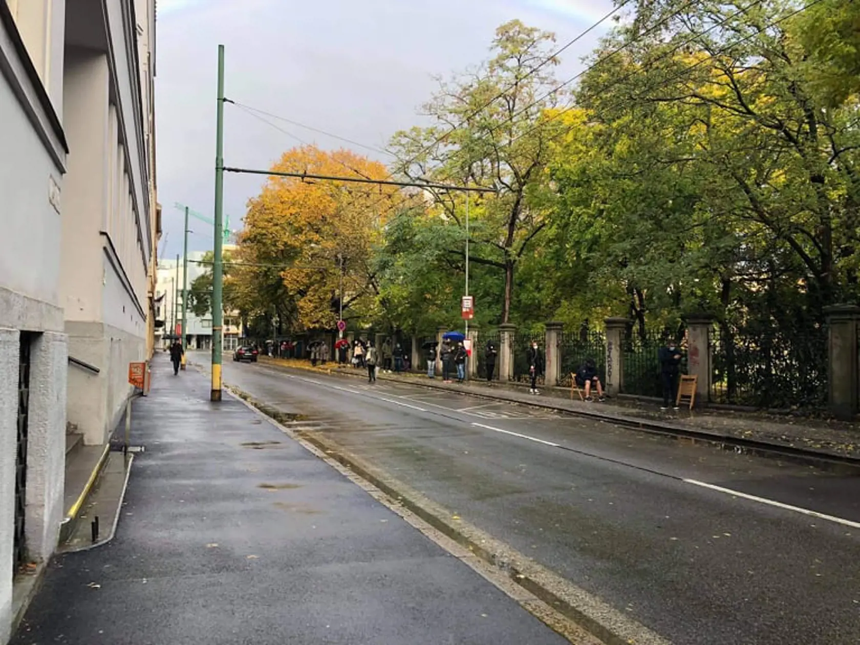 Na snímke je aktuálna situácia v Bratislave. Oddnes na Slovensku začalo celoplošné testovanie.