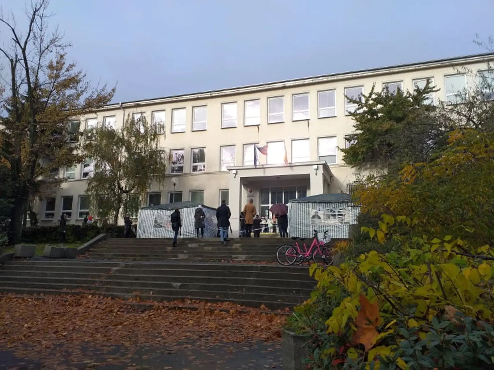 Na snímke je aktuálna situácia pred ZŠ Sibírskou.