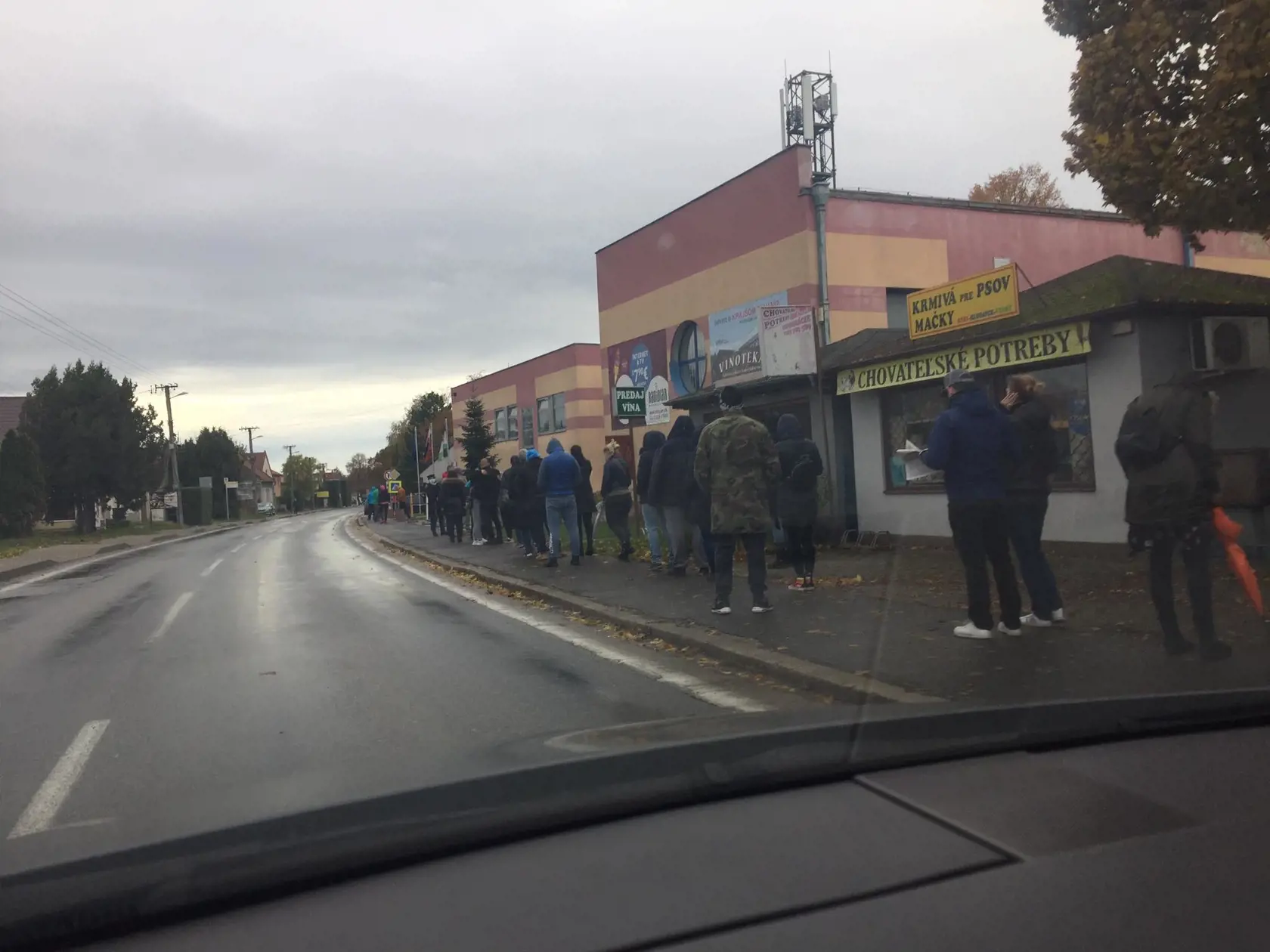 Na snímke sú čakajúci ľudia v obci Most pri Bratislave.
