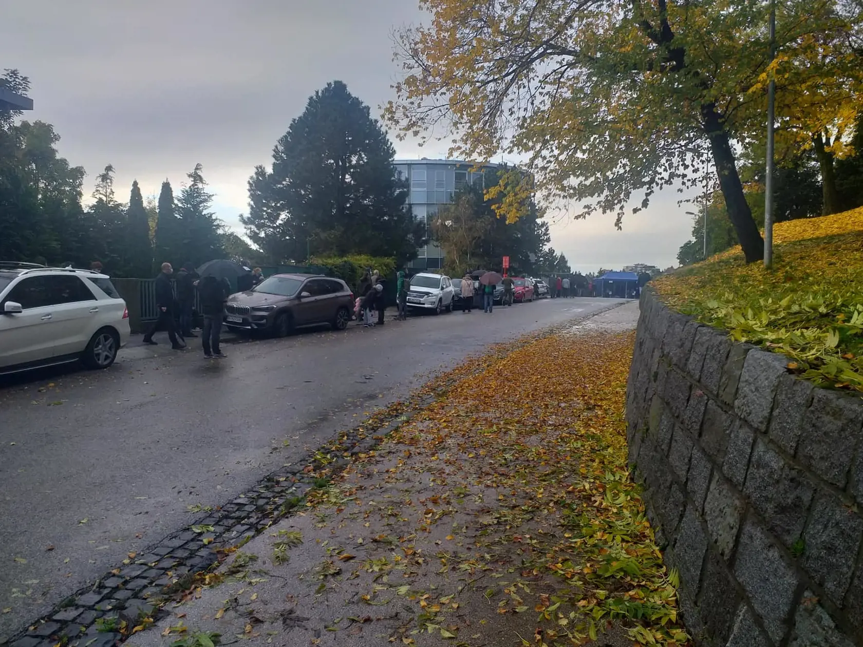 Na snímke ľudia čakajú v okolí Slavína.