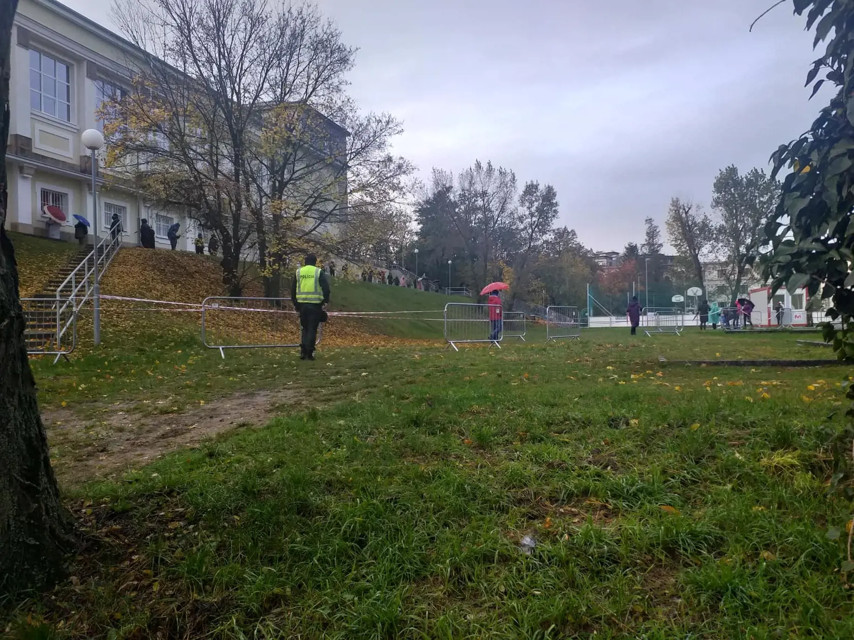 Na snímke ľudia čakajú na testovanie.