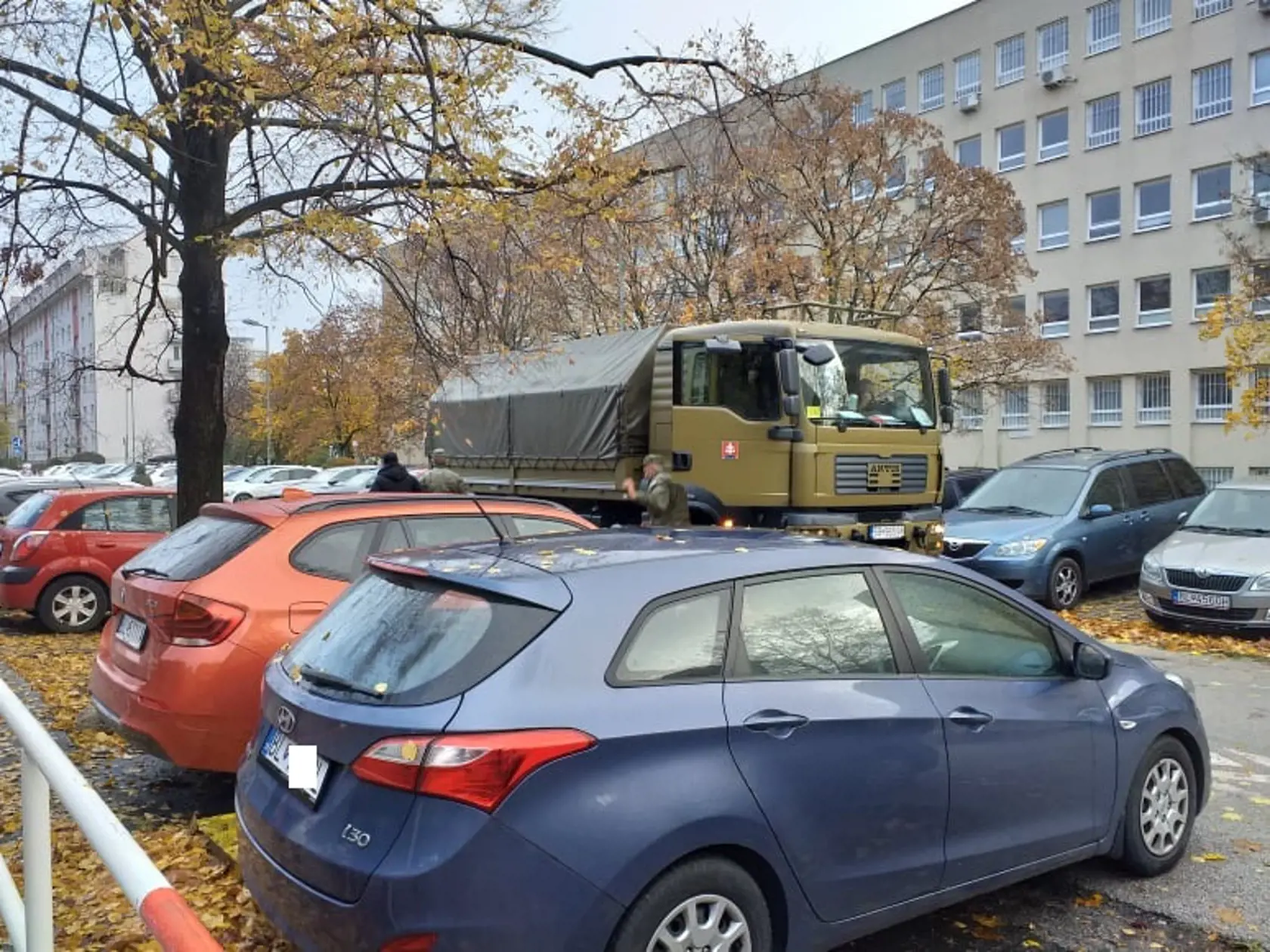 Armáda doviezla na odberné miesta vojakom nápoje.