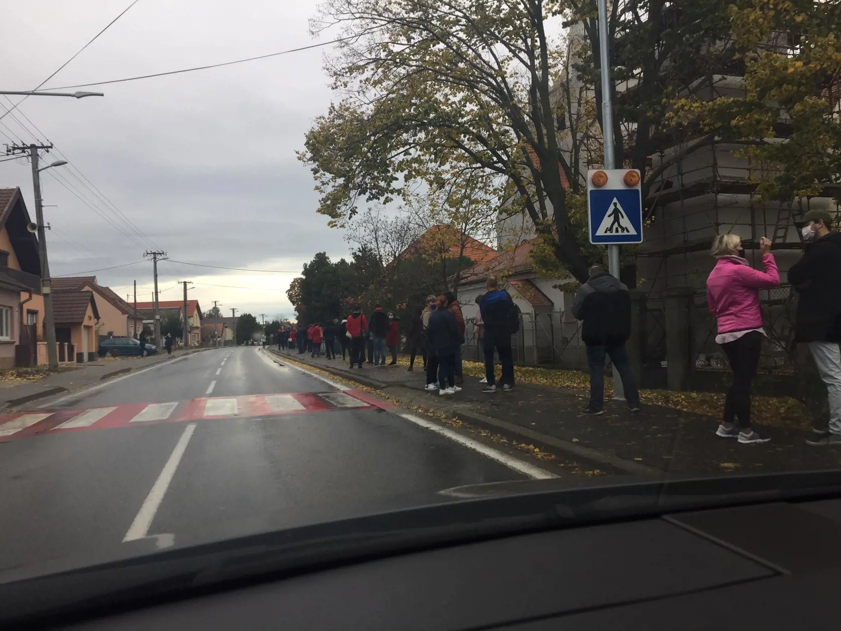 Na snímke sú čakajúci ľudia v obci Most pri Bratislave.
