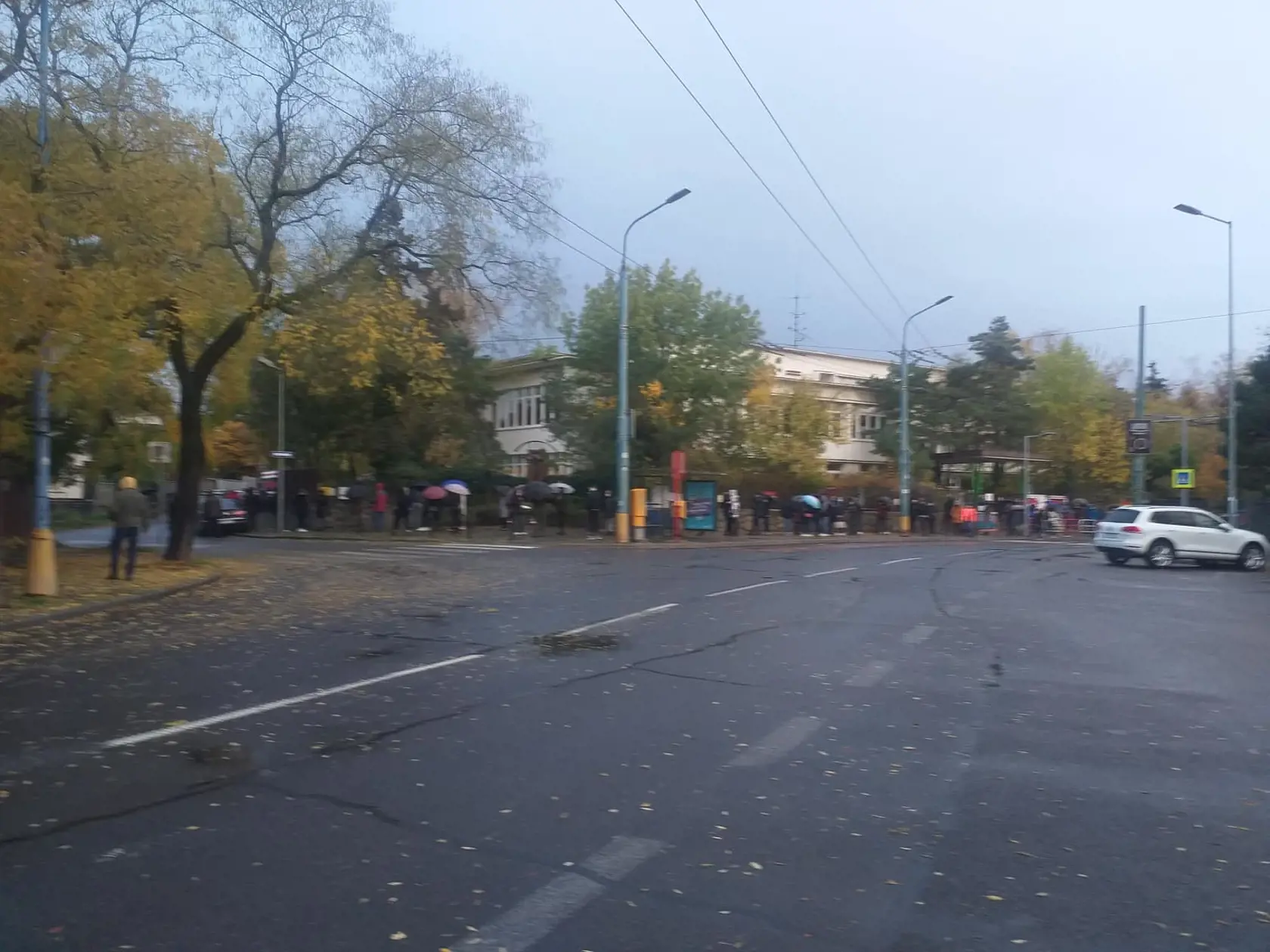 Na snímke je čakanie na testovanie v Bratislave.