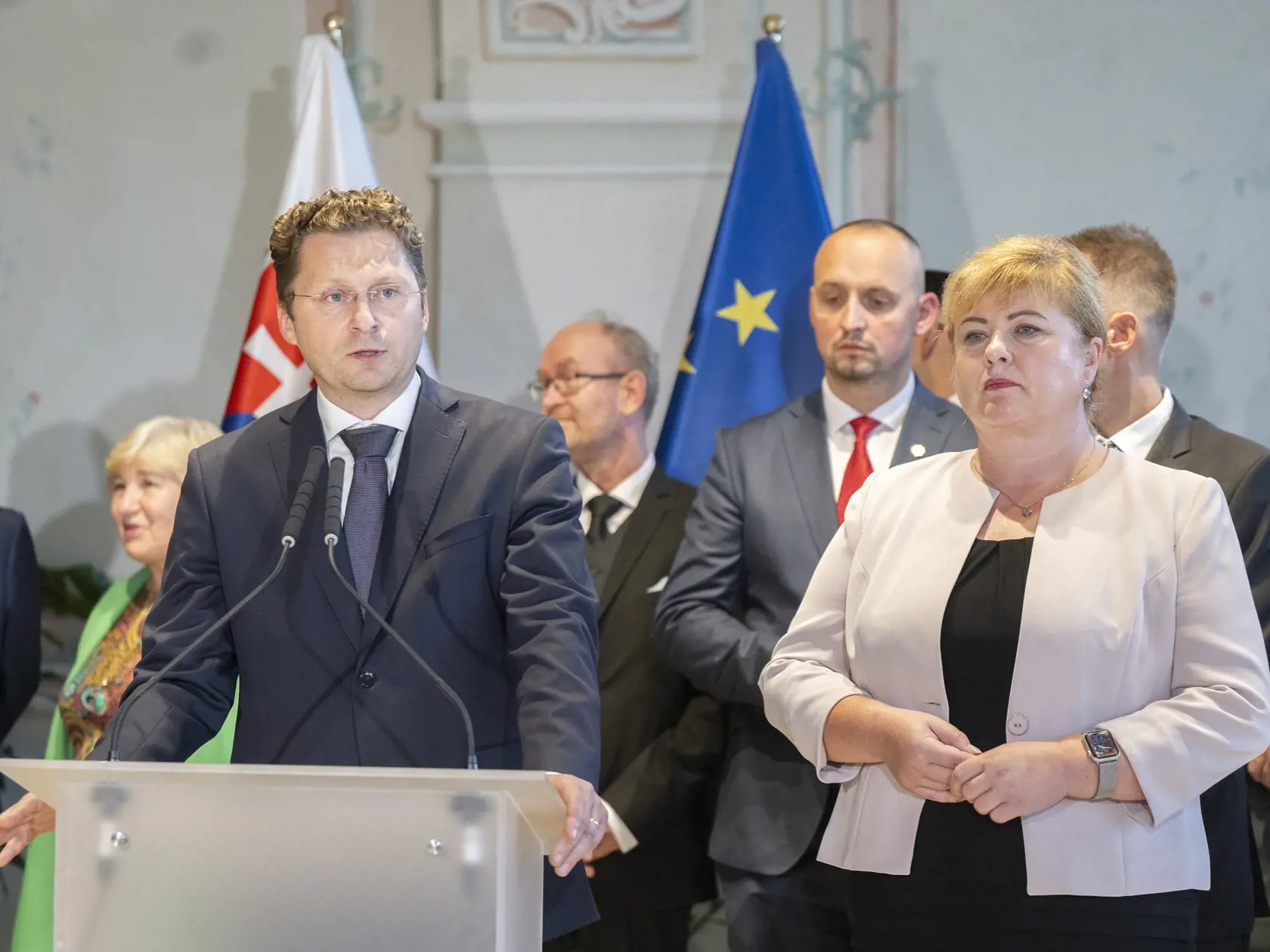 Na snímke zľava predseda Lekárskeho odborového združenia (LOZ) Peter Visolajský a predsedníčka Odborového združenia sestier a pôrodných asistentiek Monika Kavecká (bývalá poslankyňa NR SR za OĽANO) počas tlačovej konferencie po stretnutí prezidenta SR Petra Pellegriniho s predstaviteľmi zdravotníctva, 8. októbra 2024 v Prezidentskom paláci v Bratislave. FOTO TASR - Martin Baumann