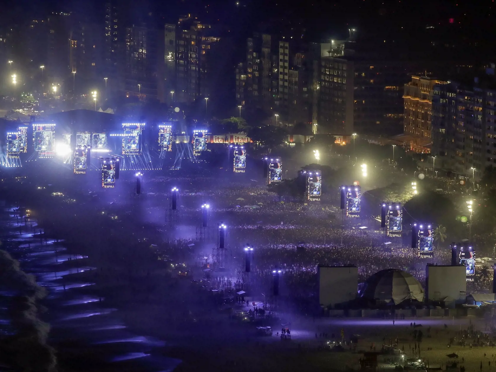 Americká speváčka  Madonna vystupuje počas bezplatného koncertu
na pláži Copacabana v brazílskom Riu de Janeiro v sobotu 4. mája 2024. Brazílsky koncert uzavrel turné Celebration, ktoré kráľovná popu odštartovala vlani v októbri v Londýne. FOTO TASR/AP