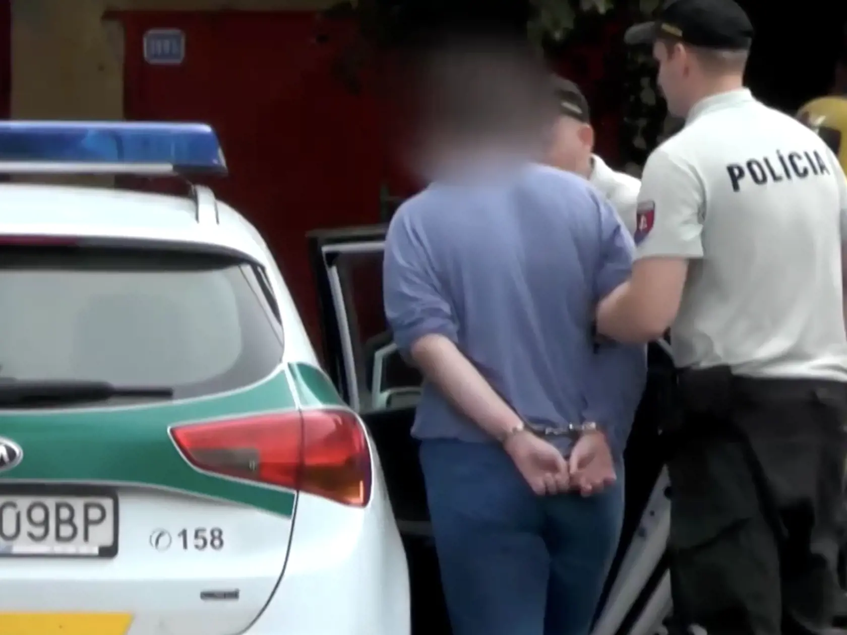 Z miesta činu odviedli v putách dvoch synov nebohého Jozefa, ktorí mali týždne s mŕtvolou rodiča spolunažívať.