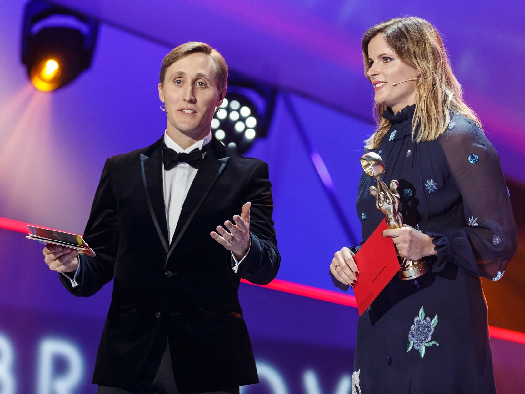 Na snímke moderátor Matej Sajfa Cifra a Veronika Velez Zuzulová počas slávnostného vyhlasovania ankety Osobnosť televíznej obrazovky 2018 v budove Slovenského národného divadla.