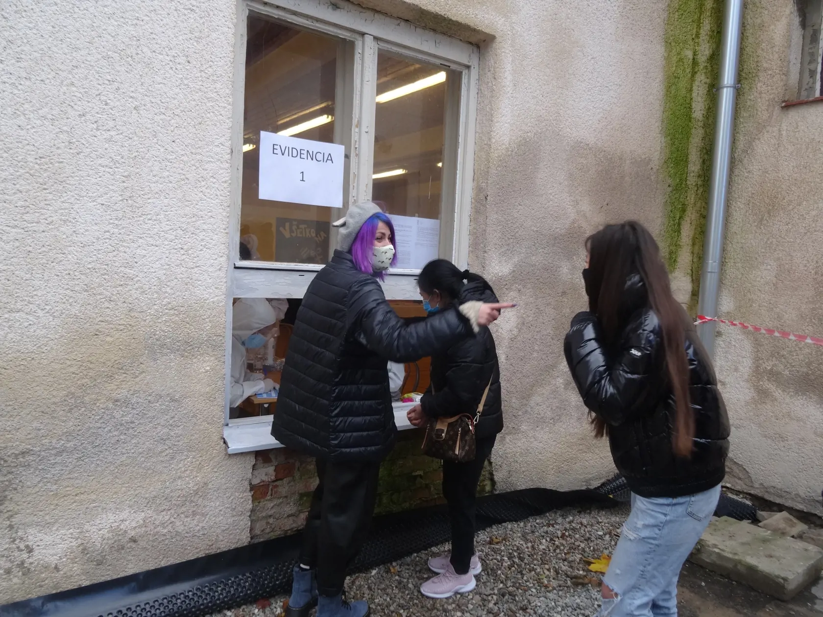 Na východe pripravili pre dnešné testovanie najväčšie drive-in odberné miesto na Slovensku. Na košickom letisku pri Aeroklube cez noc pripravili až 14 odberných stanovíšť.