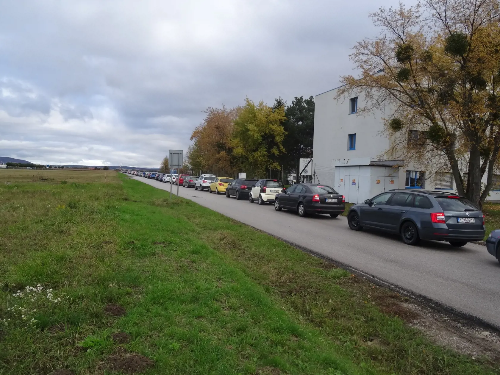Na východe pripravili pre dnešné testovanie najväčšie drive-in odberné miesto na Slovensku. Na košickom letisku pri Aeroklube cez noc pripravili až 14 odberných stanovíšť.