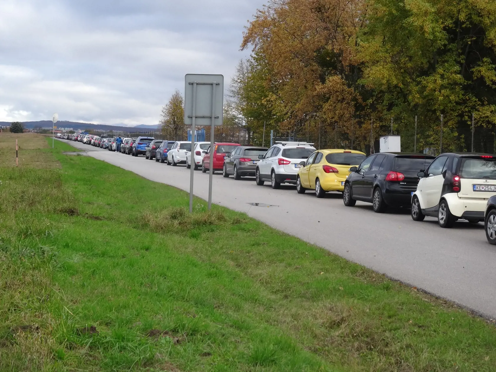 Na východe pripravili pre dnešné testovanie najväčšie drive-in odberné miesto na Slovensku. Na košickom letisku pri Aeroklube cez noc pripravili až 14 odberných stanovíšť.