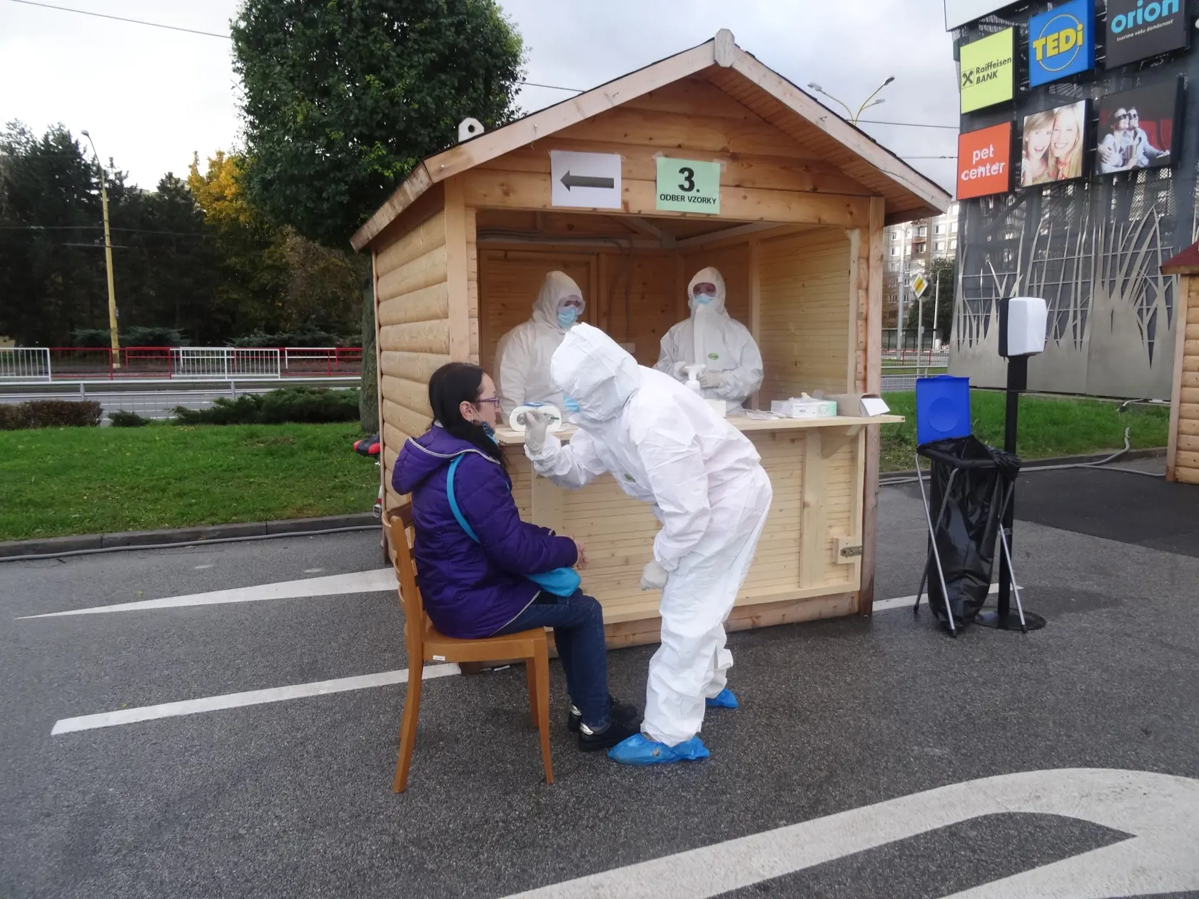 Na východe pripravili pre dnešné testovanie najväčšie drive-in odberné miesto na Slovensku. Na košickom letisku pri Aeroklube cez noc pripravili až 14 odberných stanovíšť.