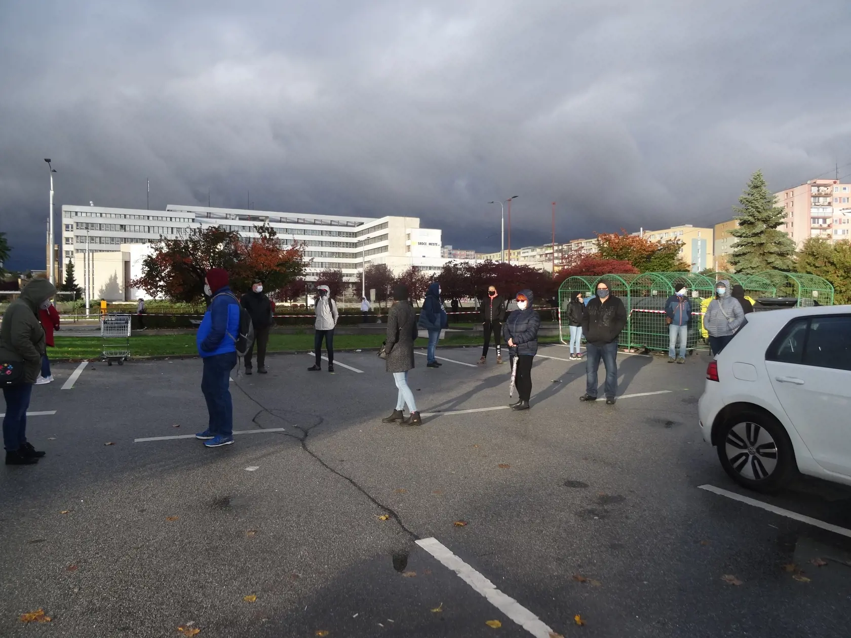 Na východe pripravili pre dnešné testovanie najväčšie drive-in odberné miesto na Slovensku. Na košickom letisku pri Aeroklube cez noc pripravili až 14 odberných stanovíšť.