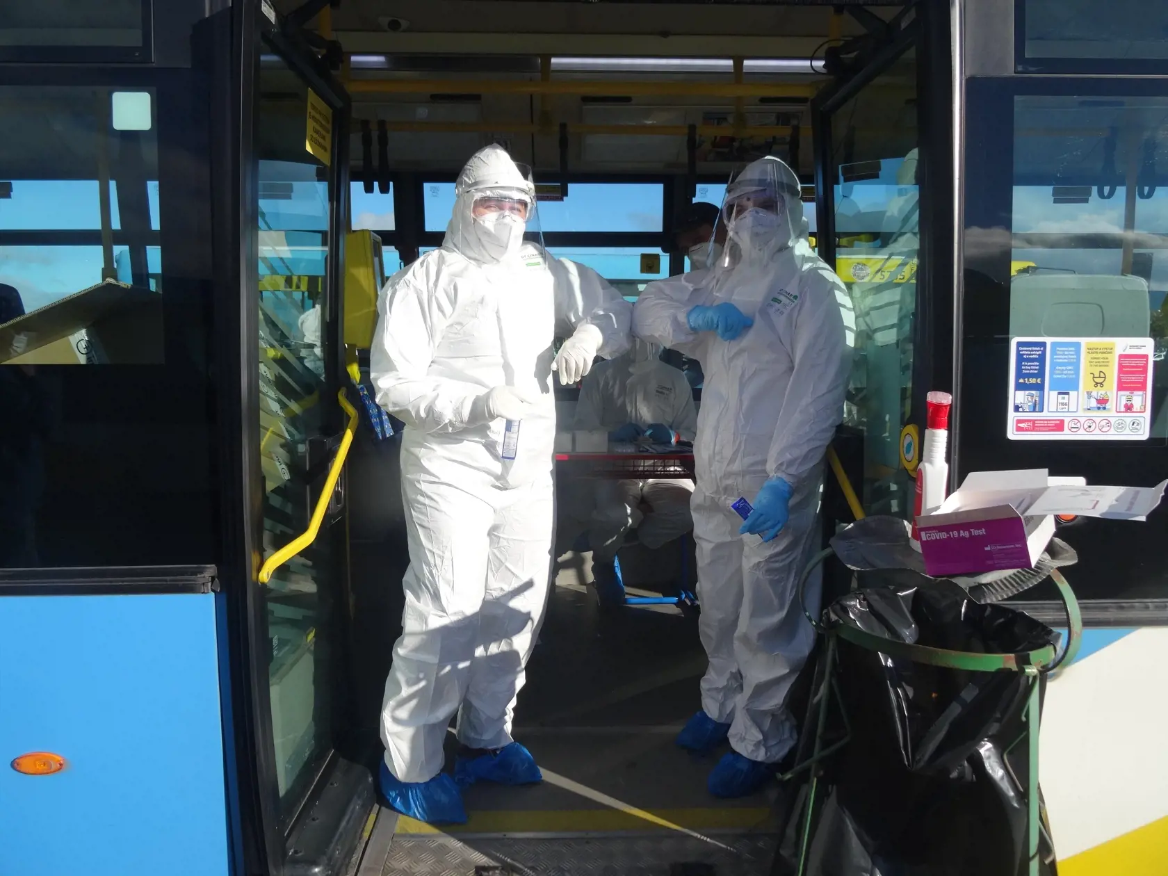 Na východe pripravili pre dnešné testovanie najväčšie drive-in odberné miesto na Slovensku. Na košickom letisku pri Aeroklube cez noc pripravili až 14 odberných stanovíšť.